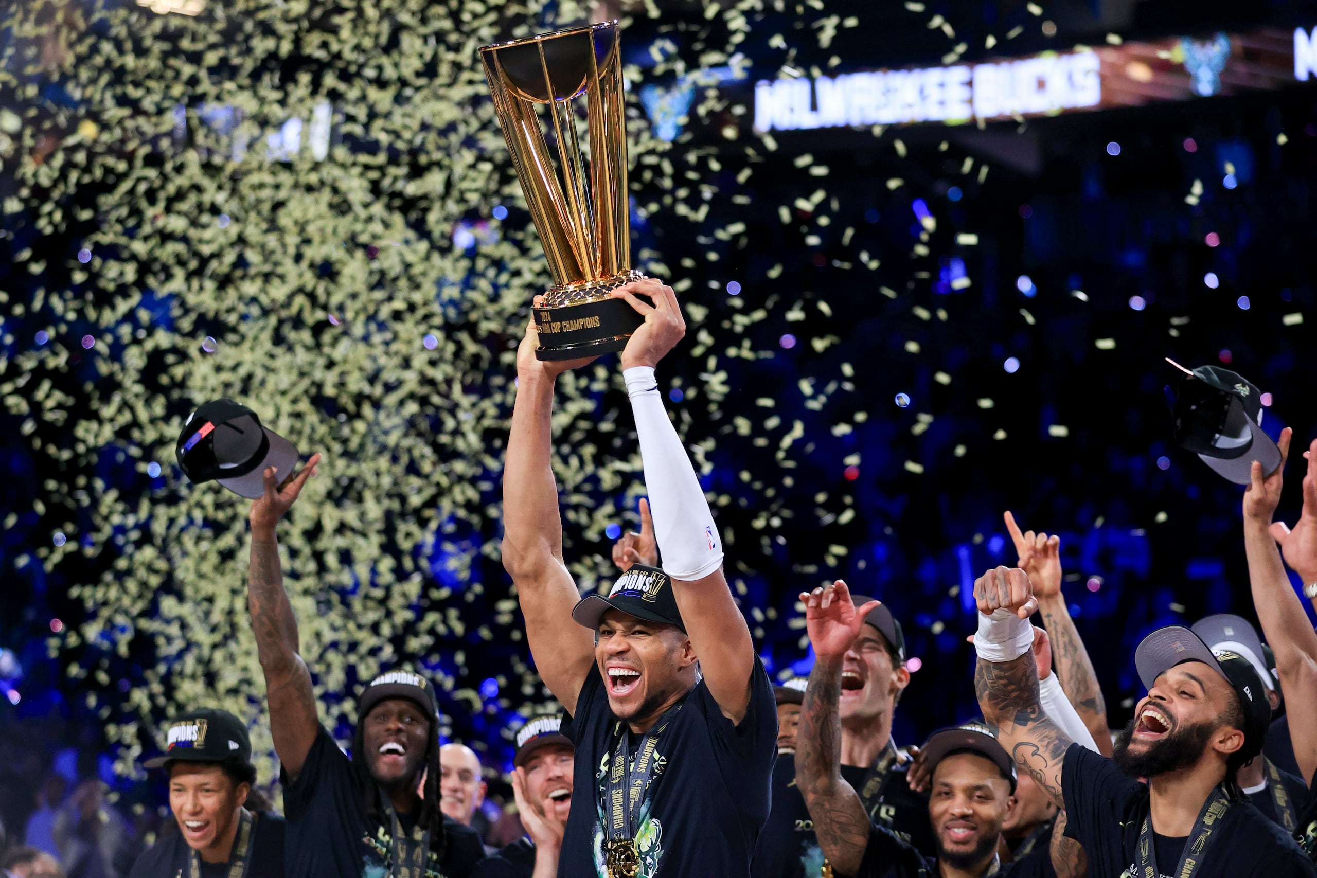 El alero de los Bucks de Milwaukee, Giannis Antetokounmpo, celebra con el trofeo tras ganar la NBA Cup, tras vencer en la final al Thunder de Oklahoma City.