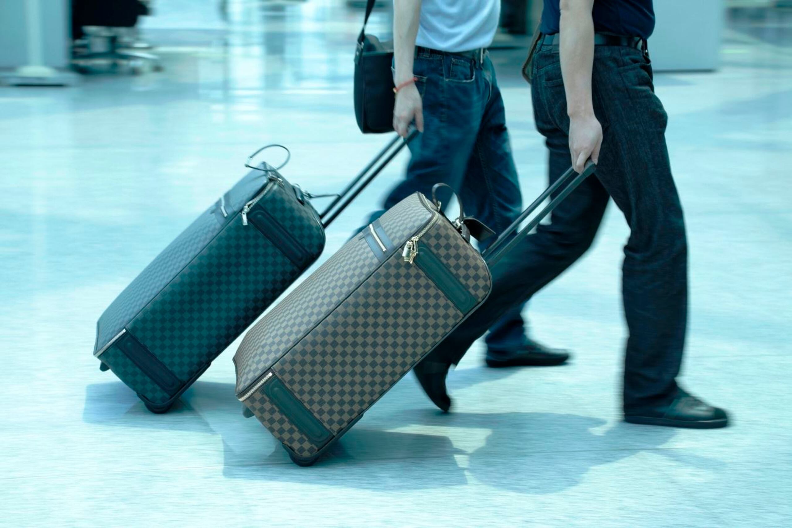 Para maximizar el espacio de tu maleta al viajar, compra los tamaños de viaje y procura que el bulto o cartera sean livianos y manejables.