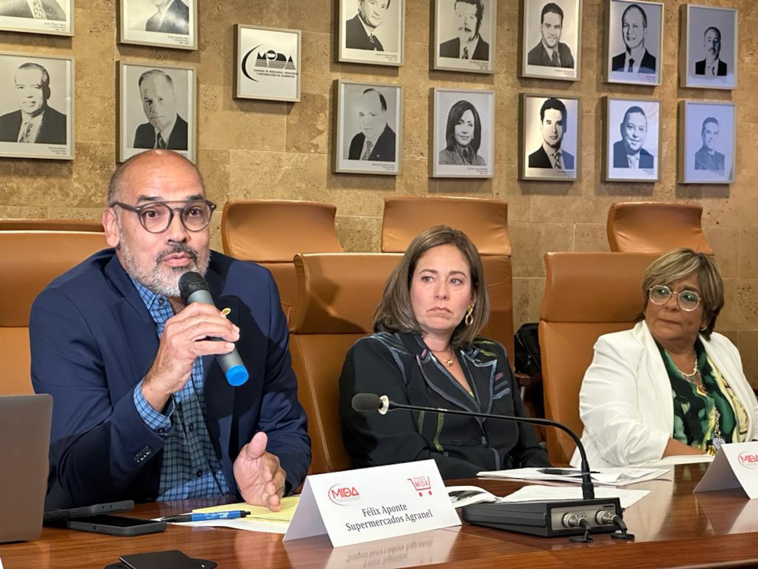 El presidente de supermercados Agranel, Félix Aponte, explica qué incide en el precio de los huevos. Le escucha la presidenta de MIDA, Joeyleen Quiñones, y Diana Rodríguez, de la empresa Lighthouse Strategies.