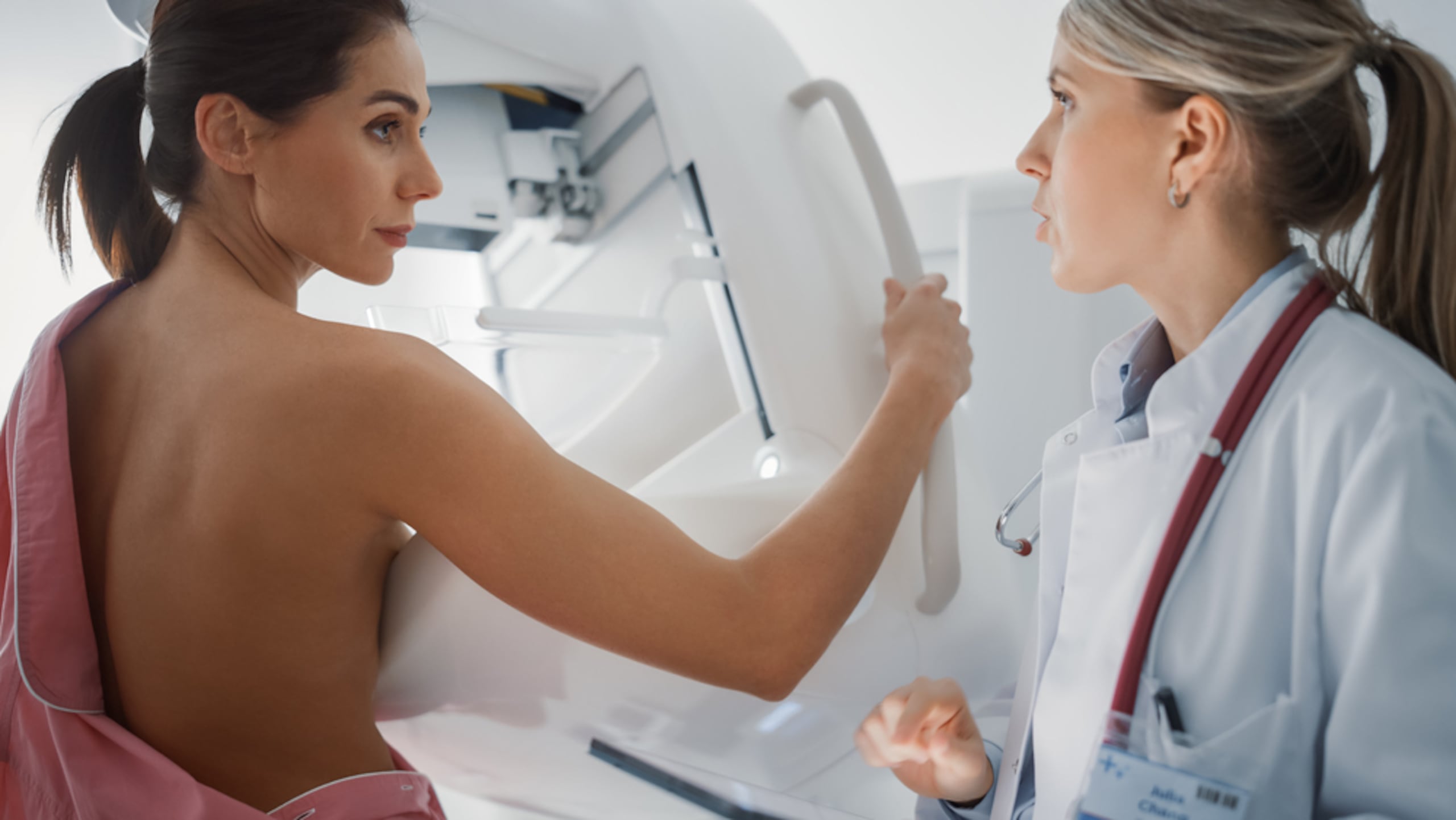 Los estudios indican que las mujeres entre 50 y 59 años que se realizan la mamografía de forma regular disminuyen su riesgo de morir por cáncer de seno en un 14 %, y las mujeres entre 60 y 69 años lo reducen en un 33 %.
