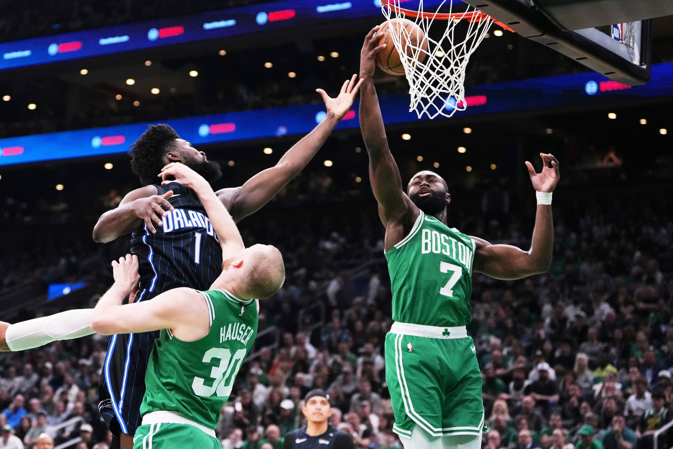 Jaylen Brown, de los Celtics de Boston, salta hacia el canasto frente a Jonathan Isaac, del Magic de Orlando, durante el encuentro de primera ronda de playoffs.