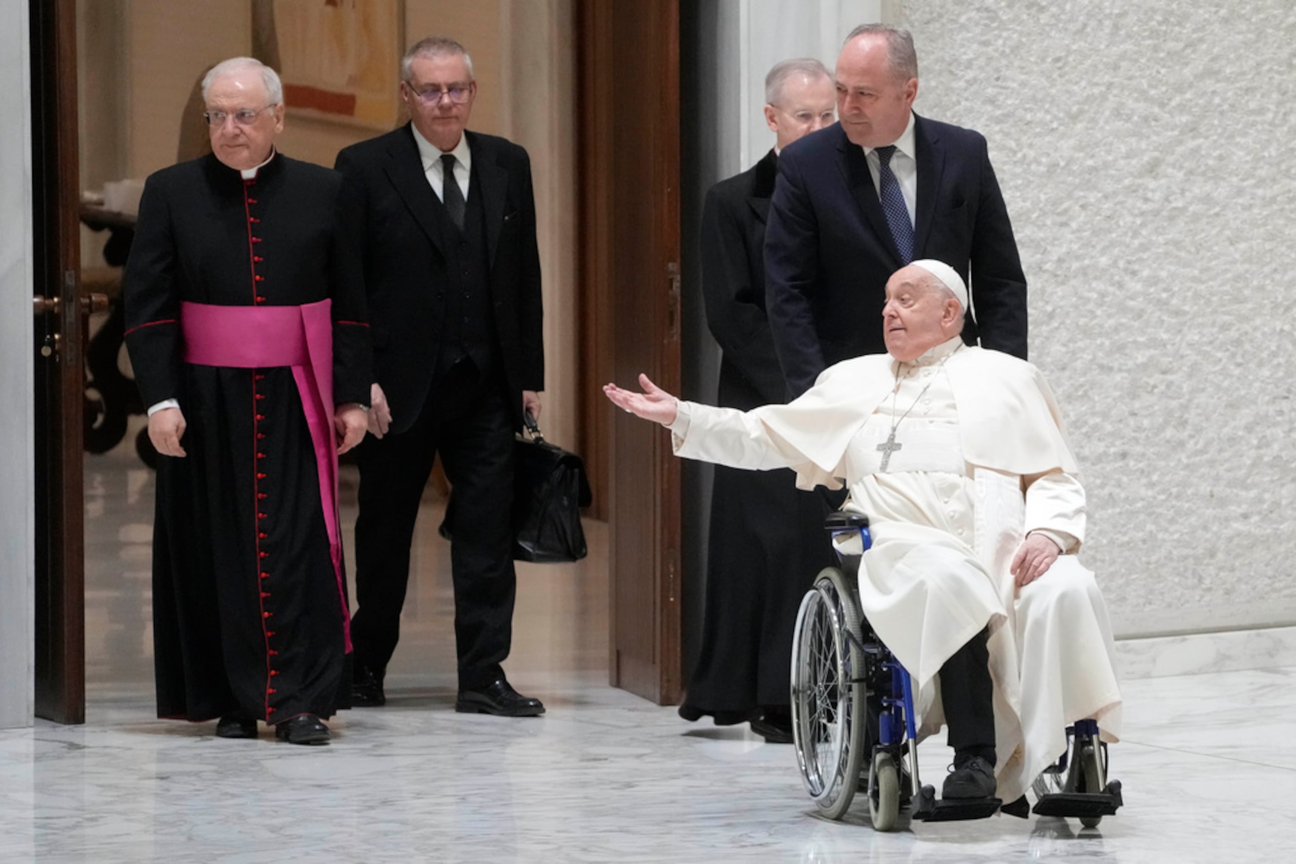 El papa Francisco llega al salón Pablo VI para su audiencia semanal, en el Vaticano, el 15 de enero de 2025.
