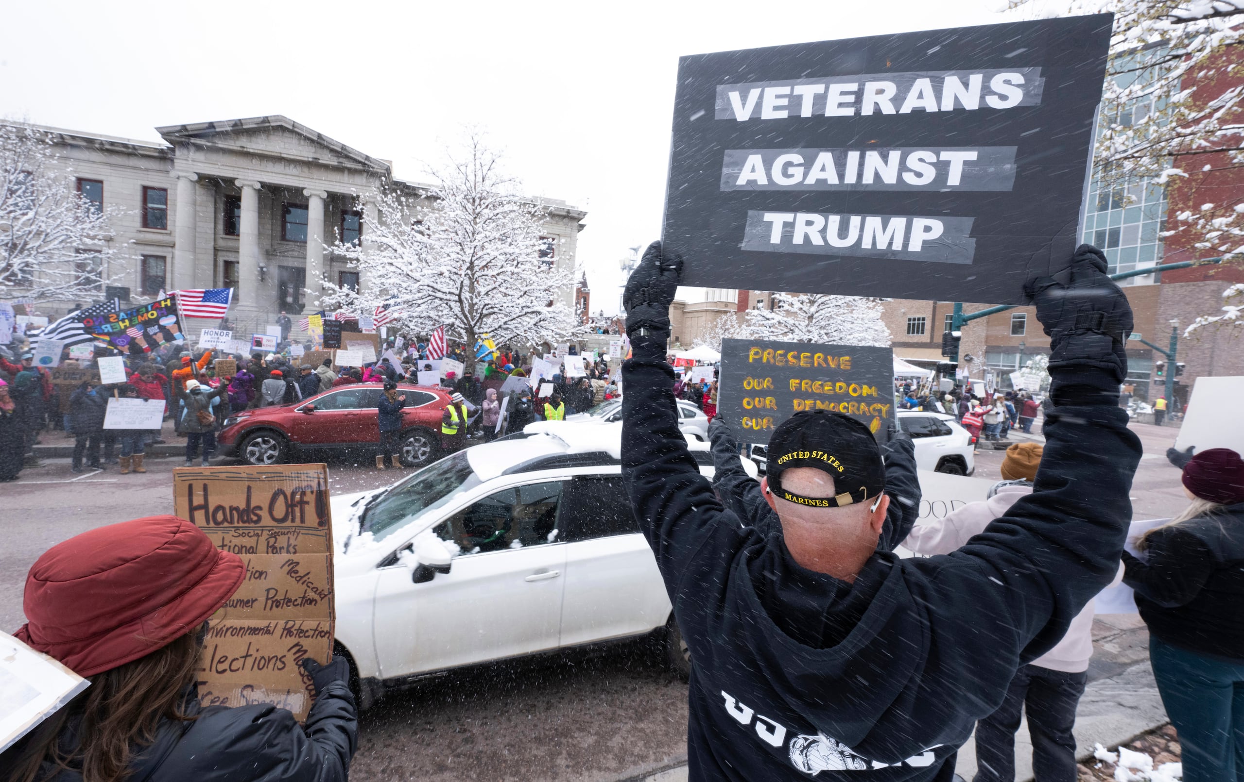 Los manifestantes reclamaban desde su oposición a las políticas de austeridad de Trump hasta el residenciamiento del presidente.