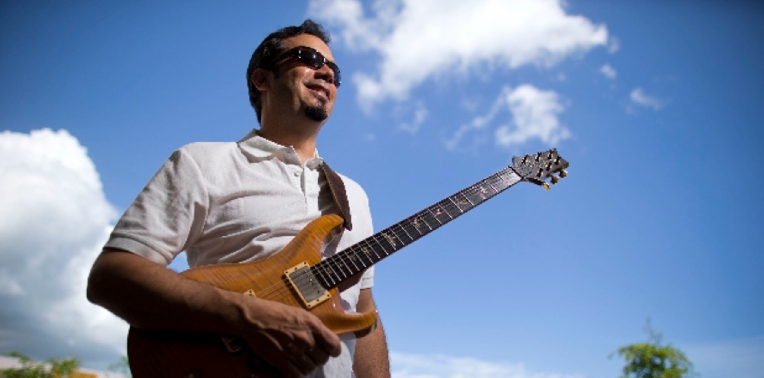 El cantautor Millo Torres instó a las nuevas generaciones a disfrutar del sentimiento de quienes tocan un instrumento y no se limiten a escuchar sonidos programados. (tonito.zayas@gfrmedia.com)