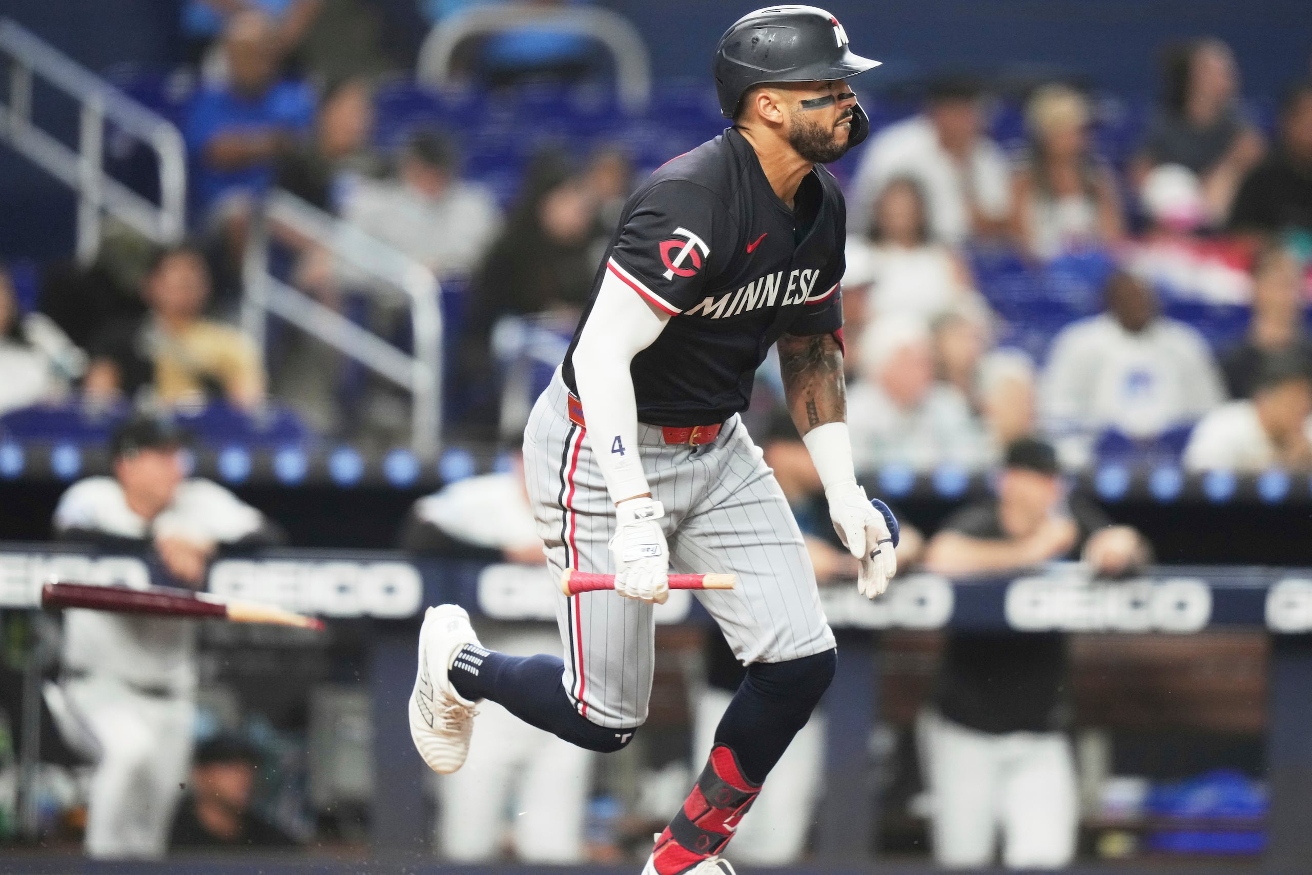 El boricua Carlos Correa rompe su bate al conectar un sencillo ante los Marlins de Miami, el miércoles 2 de julio de 2025.