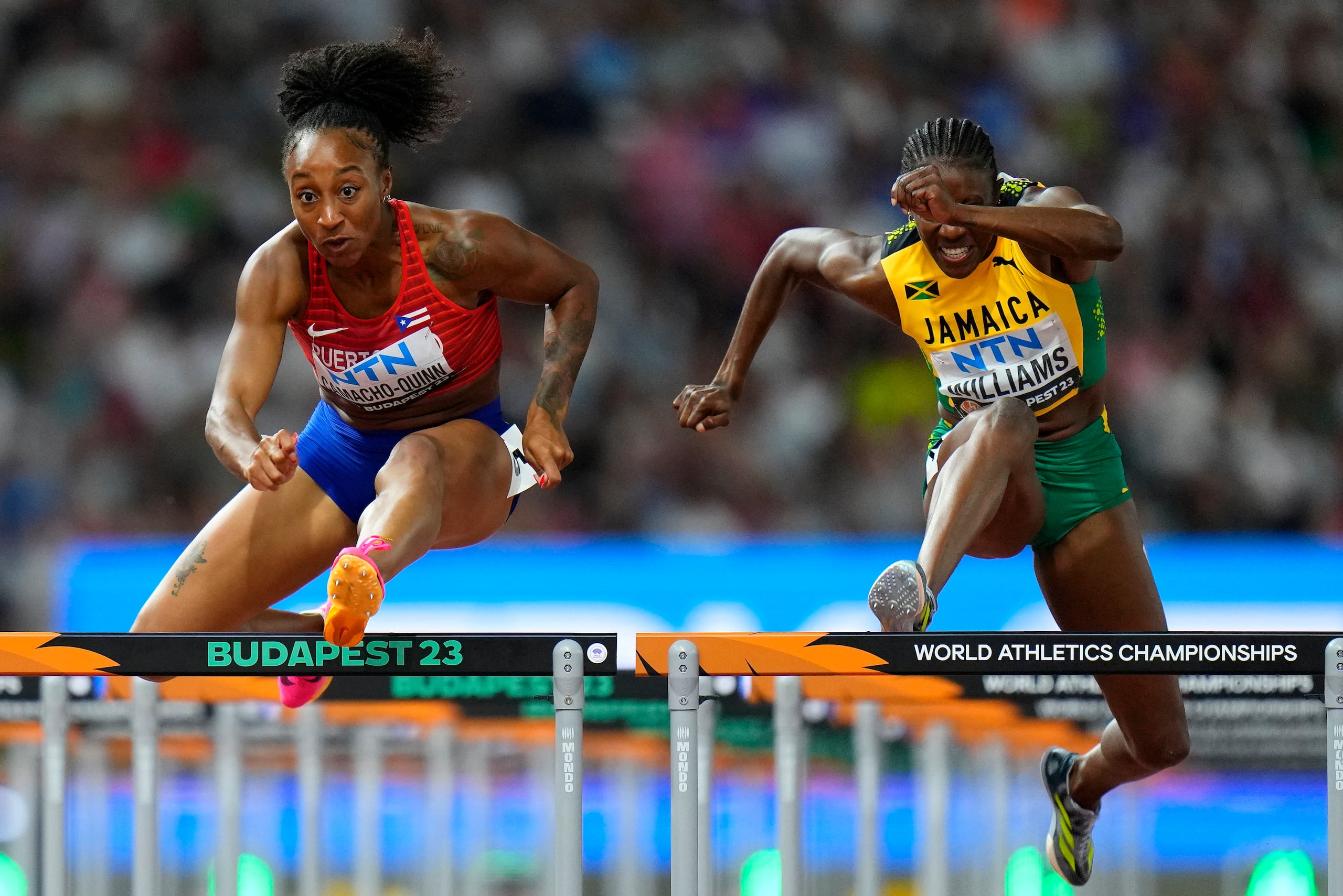 Jasmine Camacho Quinn, a la izquierda, bajó dos puestos en el standing de la Liga Diamante al no competir este jueves en Zurich, pero preservó su clasificación a la final de la prestigiosa Liga.