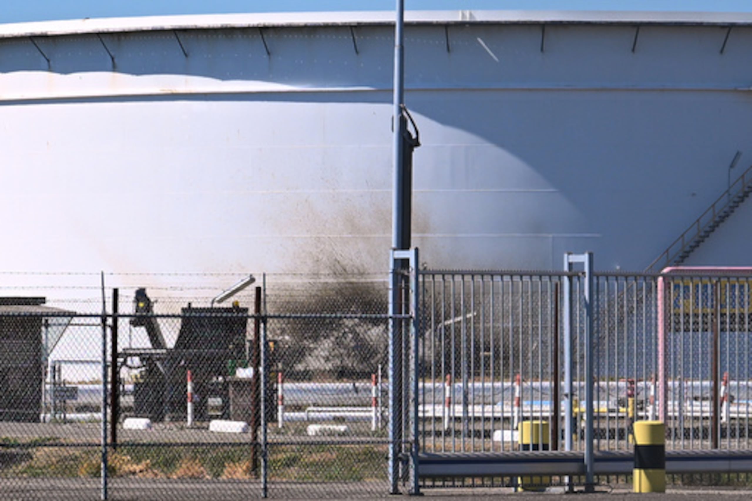 Una instalación de una refinería y terminal de combustible gestionada por Gunvor Energy presenta los rastros de una explosión ocurrida en el puerto neerlandés de Róterdam, en la que, según la policía, murió al menos una persona y varias más resultaron heridas, en Róterdam (Países Bajos), el jueves 13 de agosto de 2026. (Foto AP/Mouneb Taim)