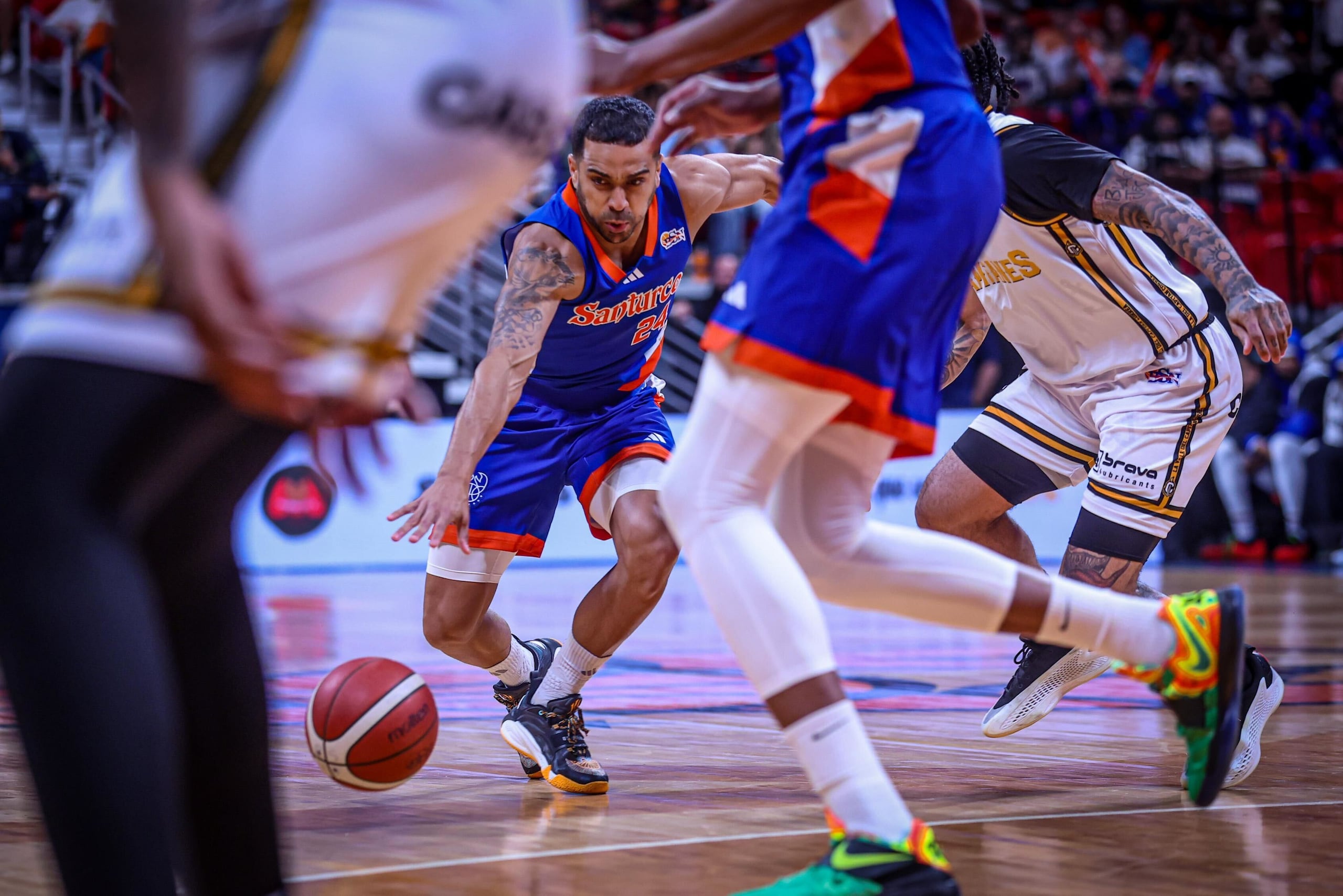 Ángel Rodríguez, de los Cangrejeros de Santurce, maneja el balón ante la defensa de los Capitanes de Arecibo.