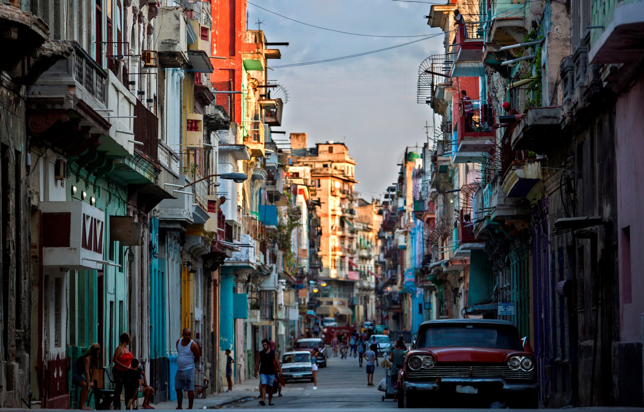 Vista de una de las calles de Centro Habana, en La Habana, Cuba.
