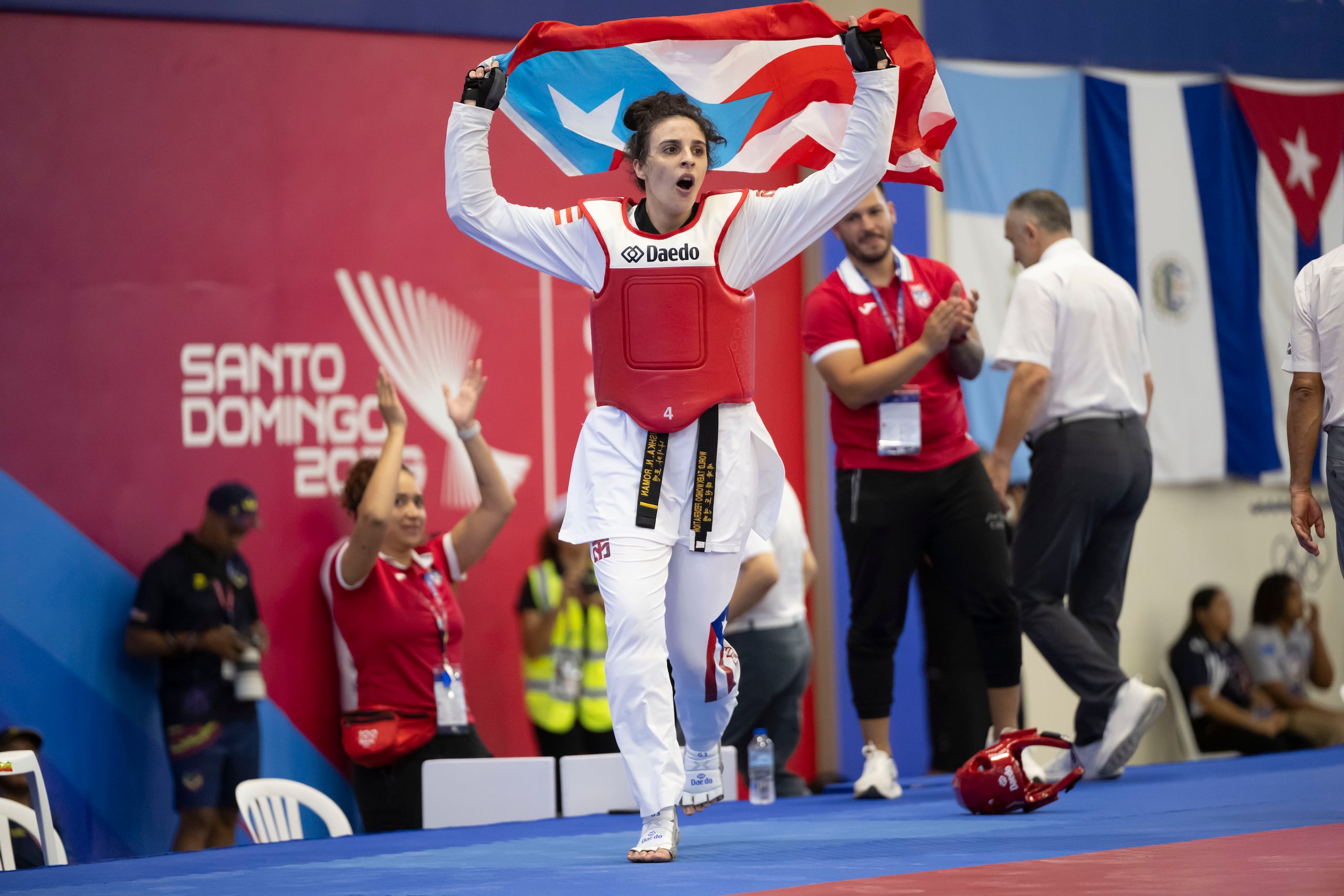 Naishka Román celebra su conquista de la medalla de bronce en los 73kg del taekwondo.