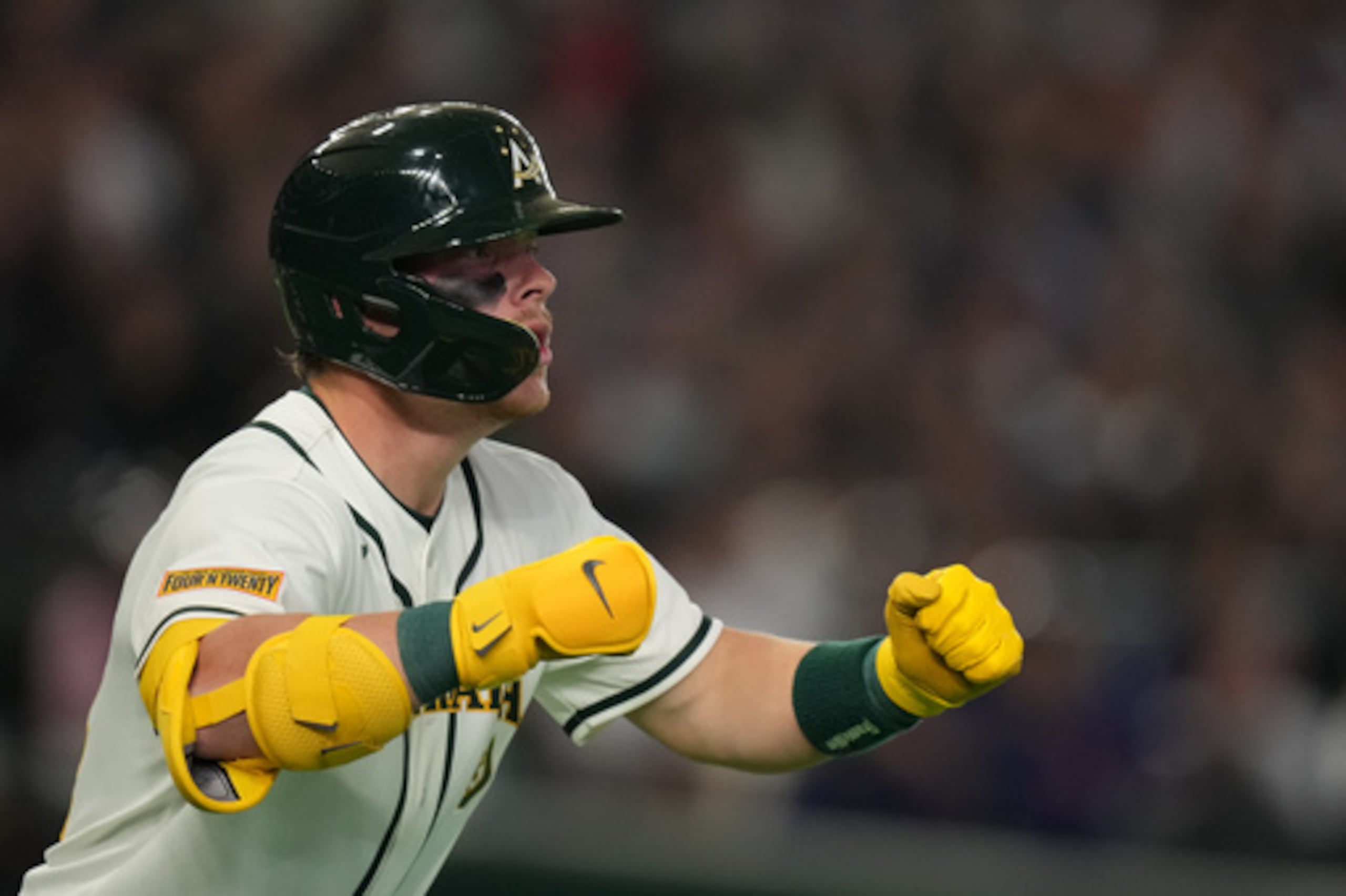 Travis Bazzana, de Australia, celebra tras batear un jonrón solitario contra Taiwán en la séptima entrada de un partido del Clásico Mundial de Béisbol en Tokio.