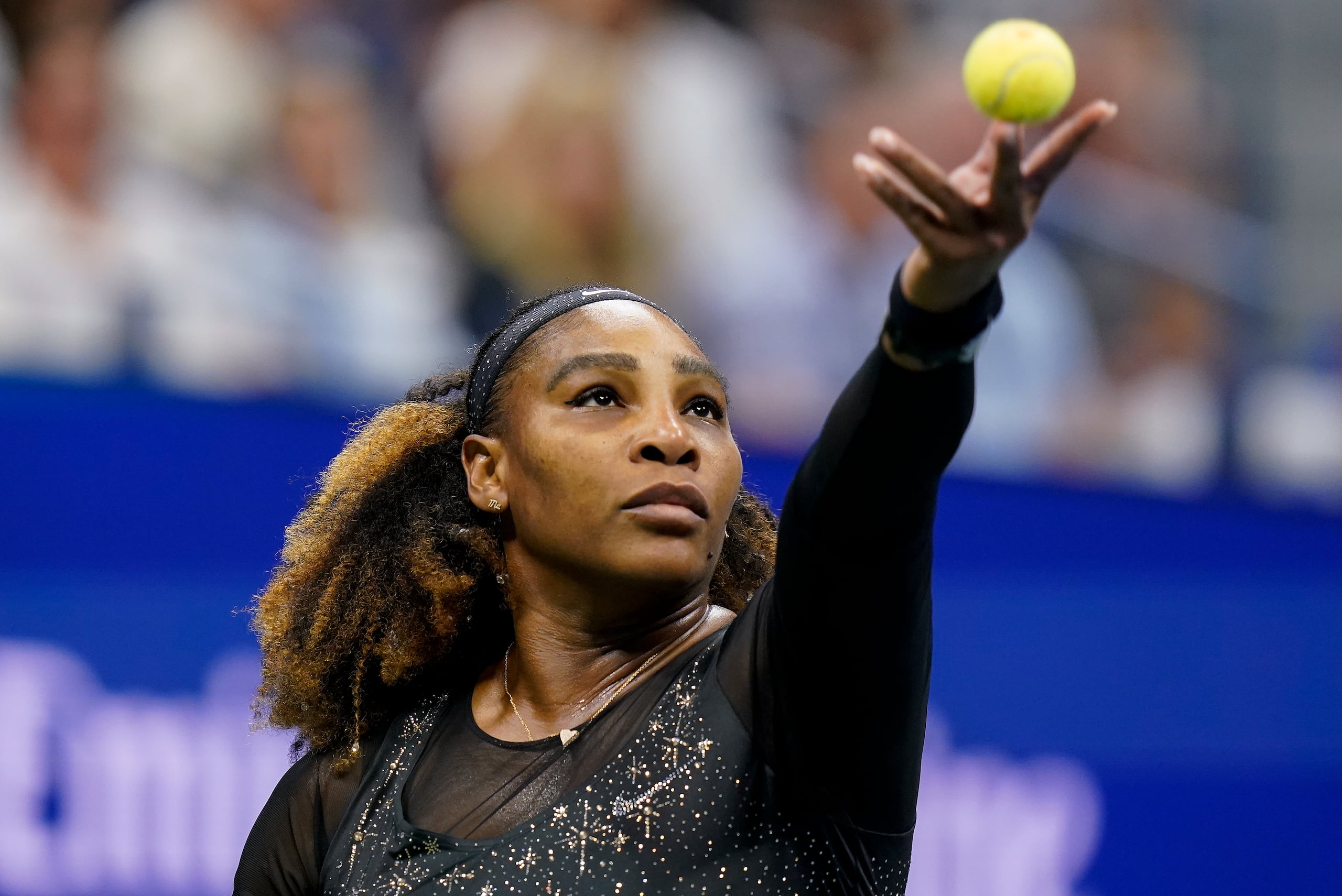 ARCHIVO - Foto del 31 de agosto del 2022, la tenista estadounidense Serena Williams saca ante Anett Kontaveit de Estonia en la segunda ronda del Abierto de Estados Unidos. El lunes 3 de marzo del 2025, se anuncia que Williams adquirió una participación en el Toronto Tempo que se incorporará a la WNBA en el 2026. (AP Foto/Seth Wenig, Archivo)