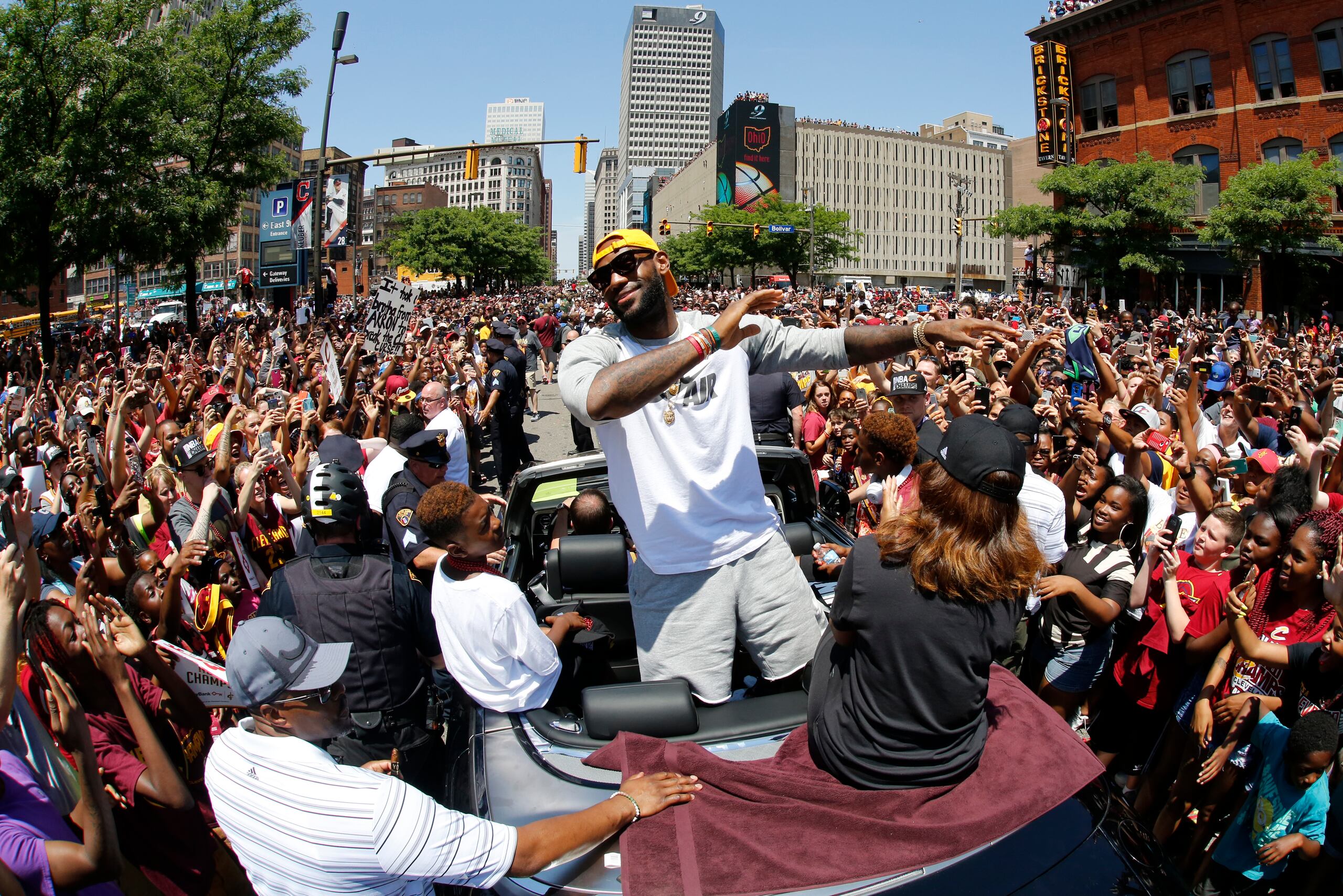 ARCHIVO - Foto del 22 de junio del 2016, LeBron James celebra sobre un Rolls Royce el título con los Cavaliers de Cleveland en un desfile por el centro de la ciudad. (AP Foto/Gene J. Puskar, Archivo)