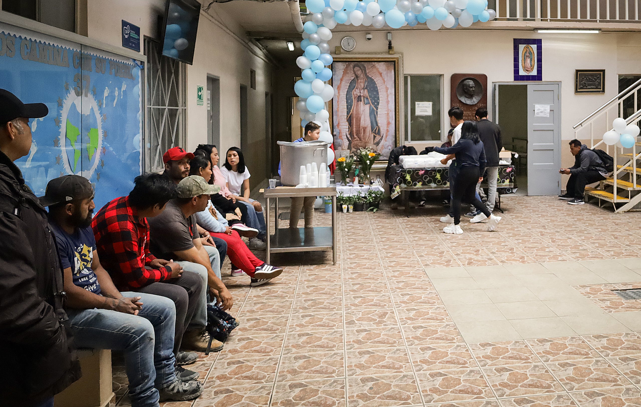 Migrantes de origen centroamericano permanecen en la Casa del Migrante, el 27 de abril de 2024, en la ciudad de Tijuana (México). EFE/Joebeth Terríquez