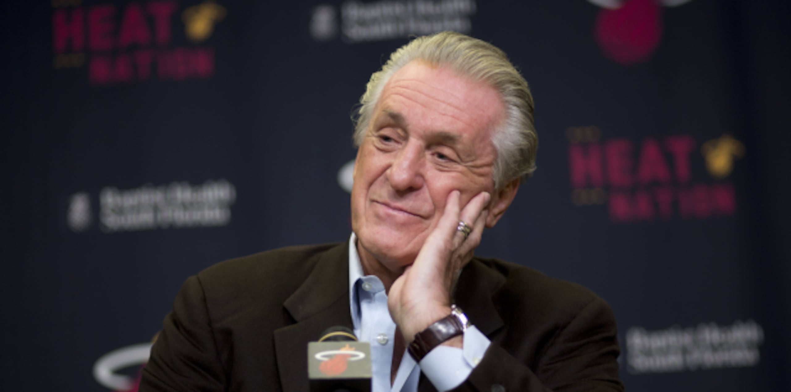 Riley negó que sus palabras fueran dirigidas a la estrella de los Cavaliers. (AP/J Pat Carter)