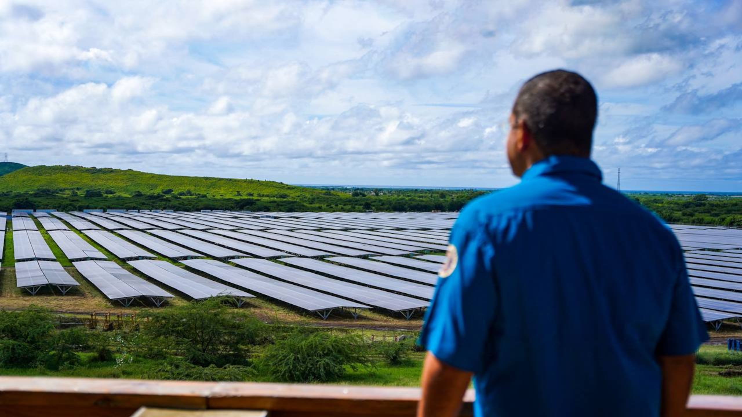 El gobernador Pedro R. Pierluisi visitó la finca de energía solar Ciro One en Salinas.