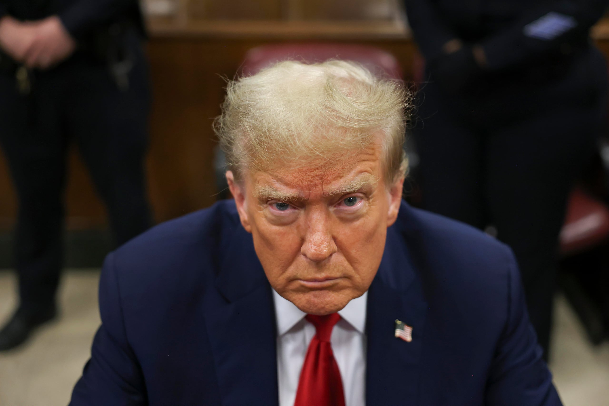 El rostro de Trump pareció agriarse cuando Pecker rememoró cómo fue la negociación con la modelo Karen McDougal, quien, según su versión, temía que se filtrara el acuerdo.