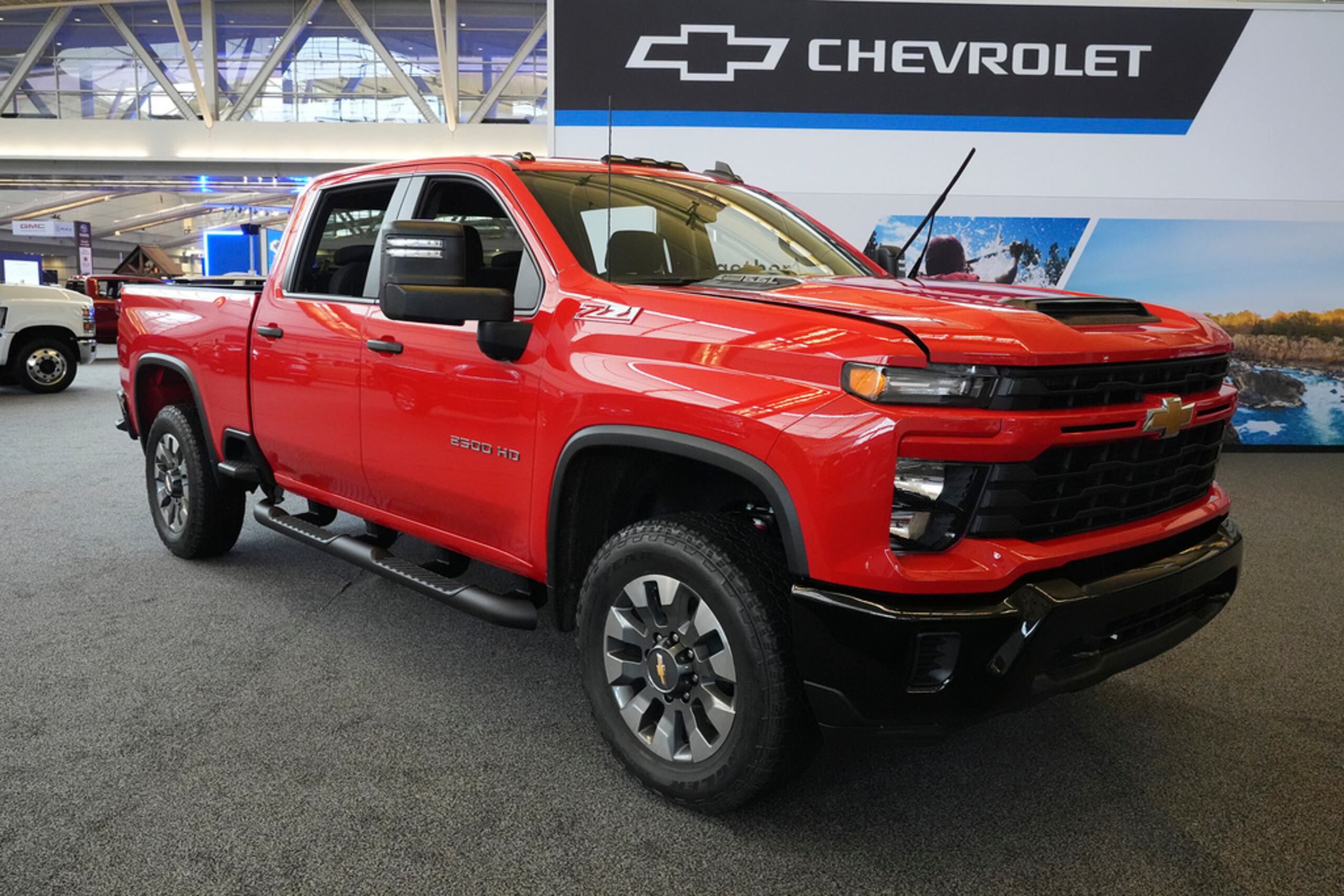 Una Chevrolet Silverado 2500 HD Custom modelo 2024 exhibida en el Pittsburgh International Auto Show, en Pittsburgh, el 15 de febrero de 2024. (AP Foto/Gene J. Puskar, File)