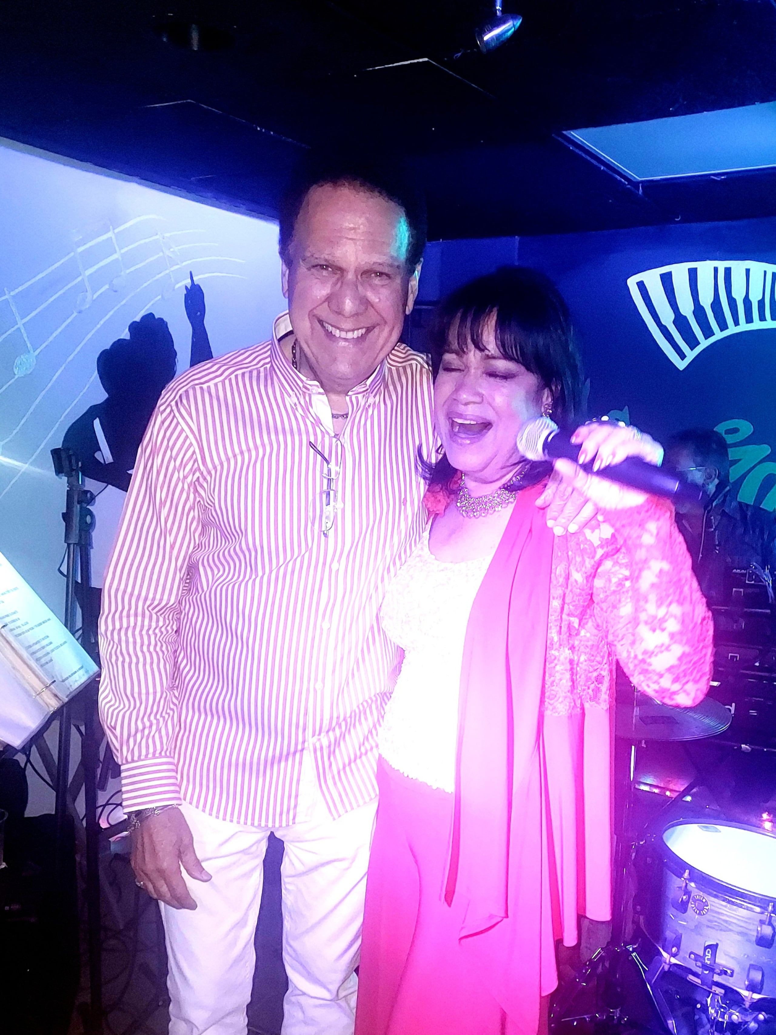 Los esposos celebraron la semana del amor y la amistad con un concierto la noche del domingo.