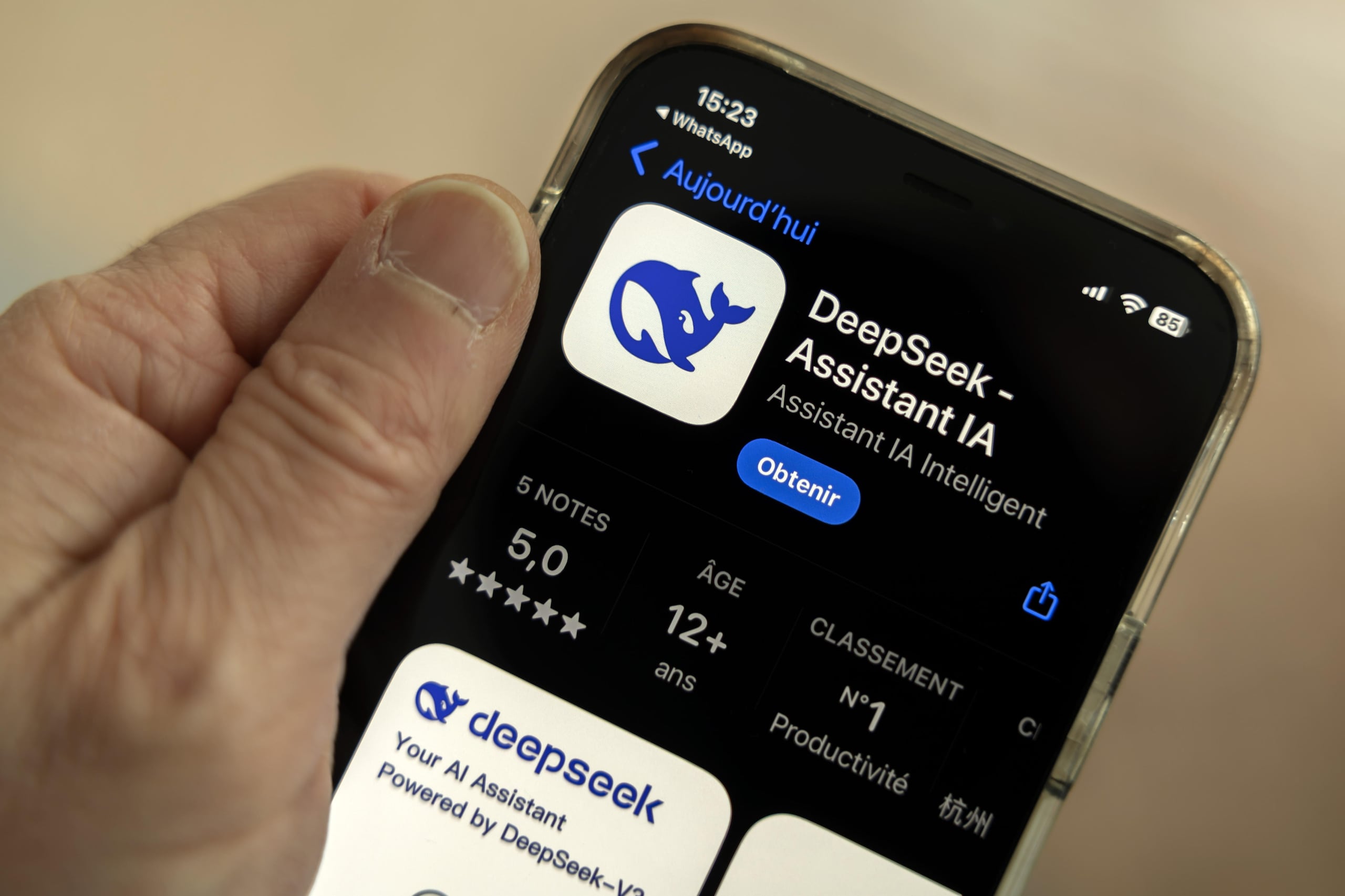 DeepSeek sostiene que los nuevos modelos V4 de código abierto, que incluyen versiones “pro” y “flash”, presentan grandes mejoras en conocimiento, razonamiento y en sus capacidades “agentic”, la capacidad de realizar tareas y flujos de trabajo complejos de forma autónoma.