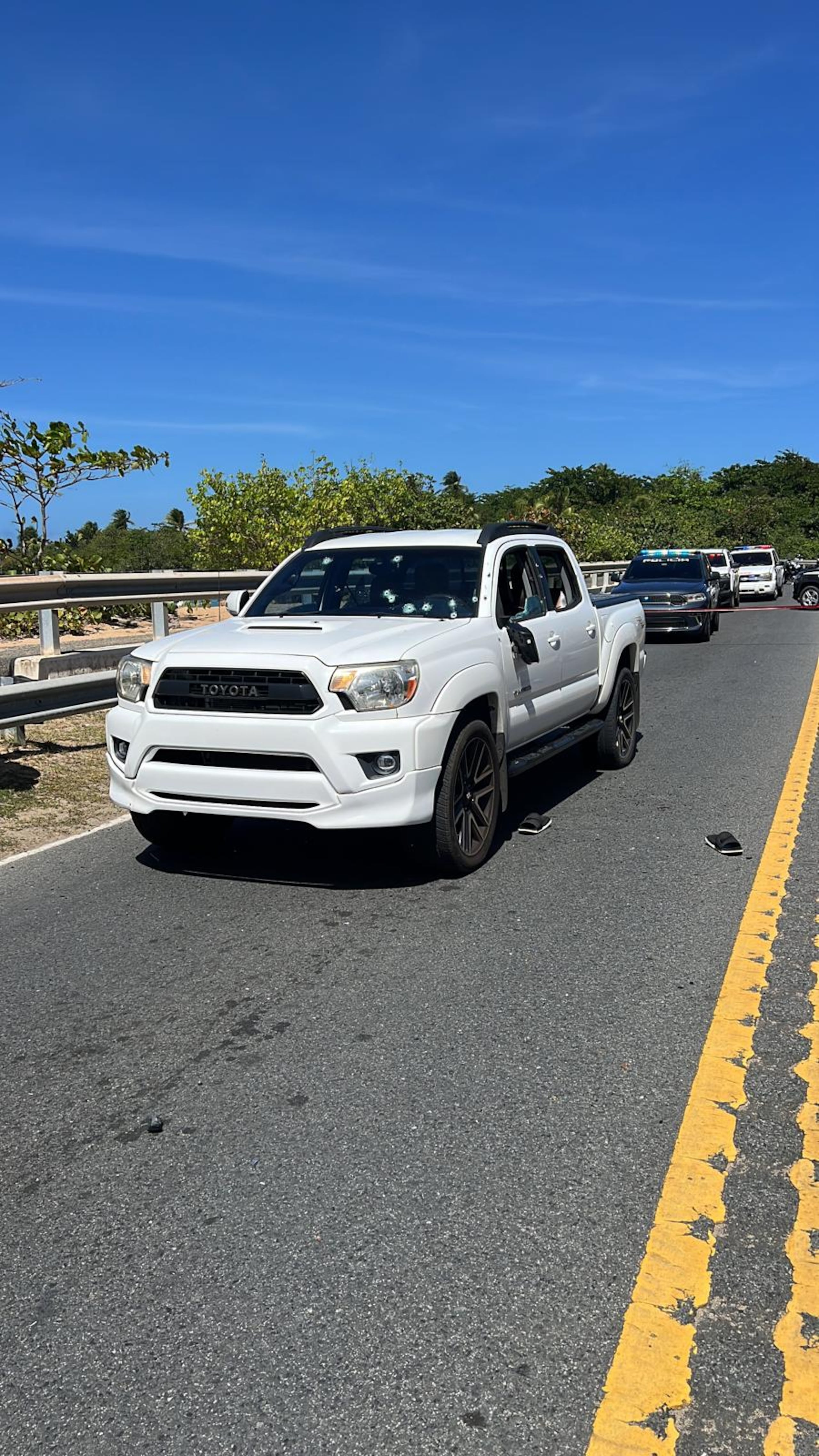 El conductor de una camioneta fue tiroteado mientras transitaba por el kilómetro 5.7 de la carretera PR-187, en dirección de Piñones a Isla Verde.