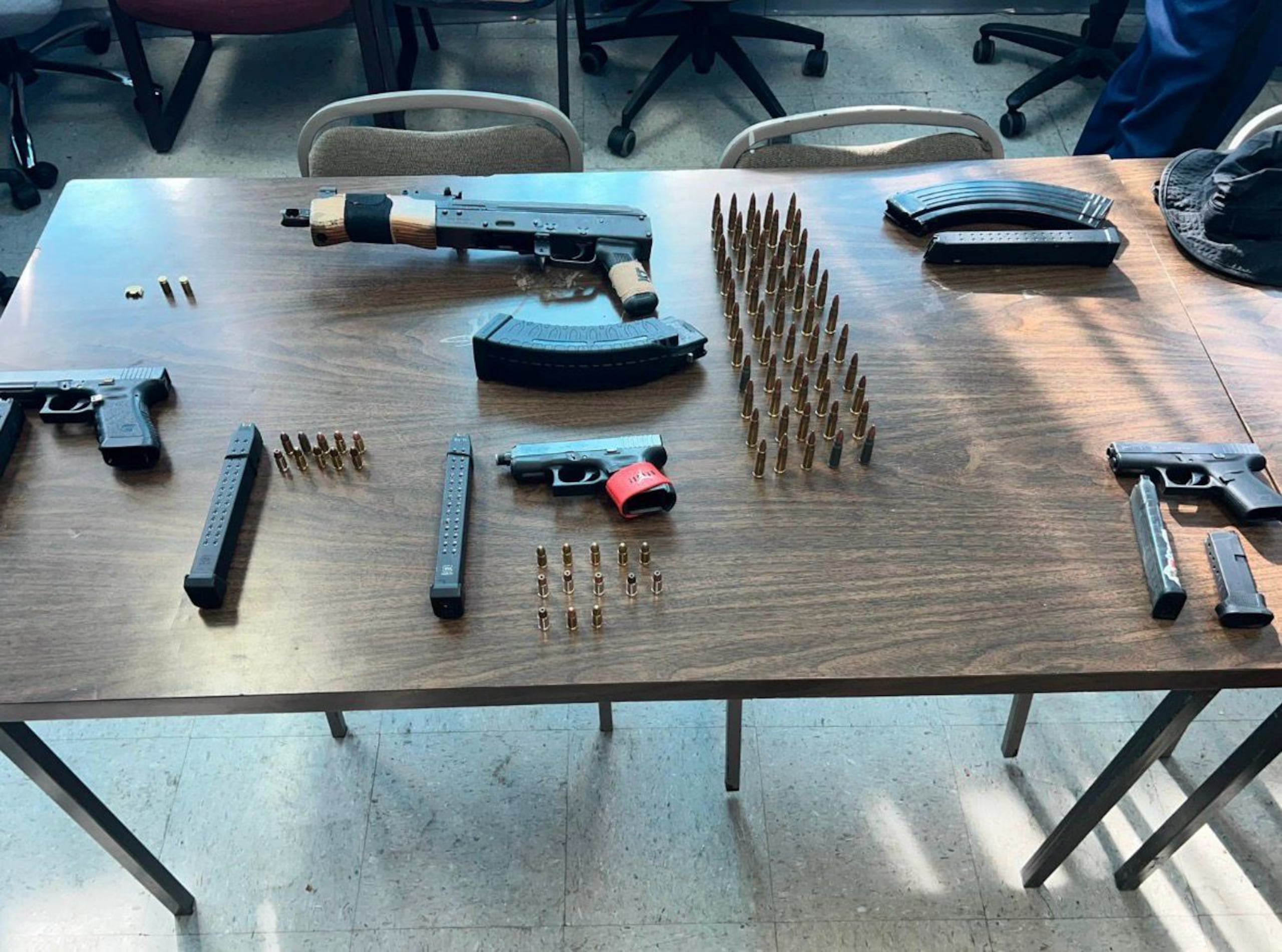 Armas ilegales, balas y cargadores ocupados durante una investigación de un accidente de tránsito en Yauco.