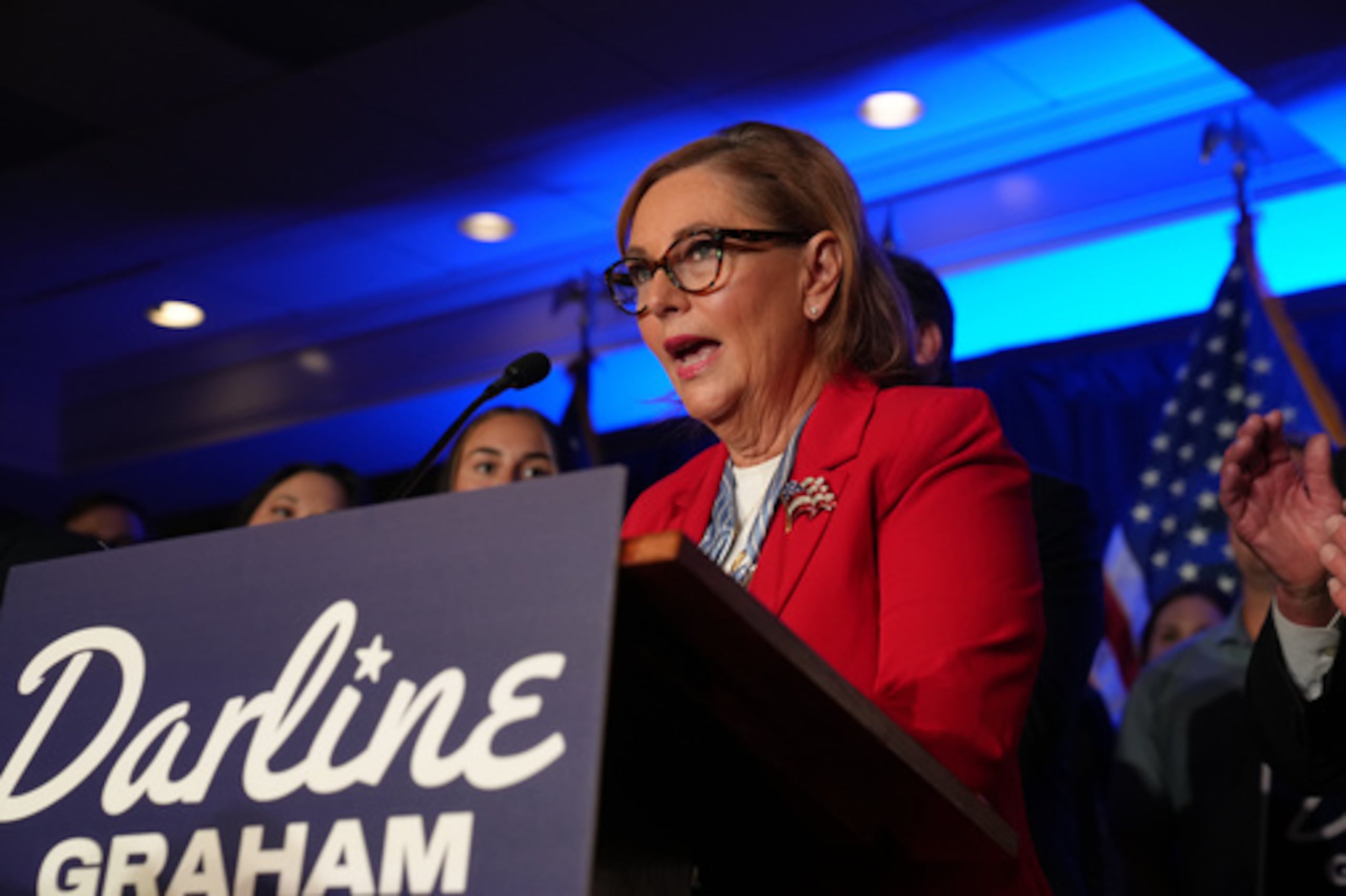 La senadora Darline Graham, republicana por Carolina del Sur, pronuncia un discurso ante sus seguidores tras ganar la segunda vuelta de las primarias republicanas especiales para sustituir a su hermano, el difunto senador Lindsey Graham, republicano por Carolina del Sur, en las elecciones generales de noviembre, el martes 25 de agosto de 2026, en Columbia, Carolina del Sur. (Foto AP/Meg Kinnard)