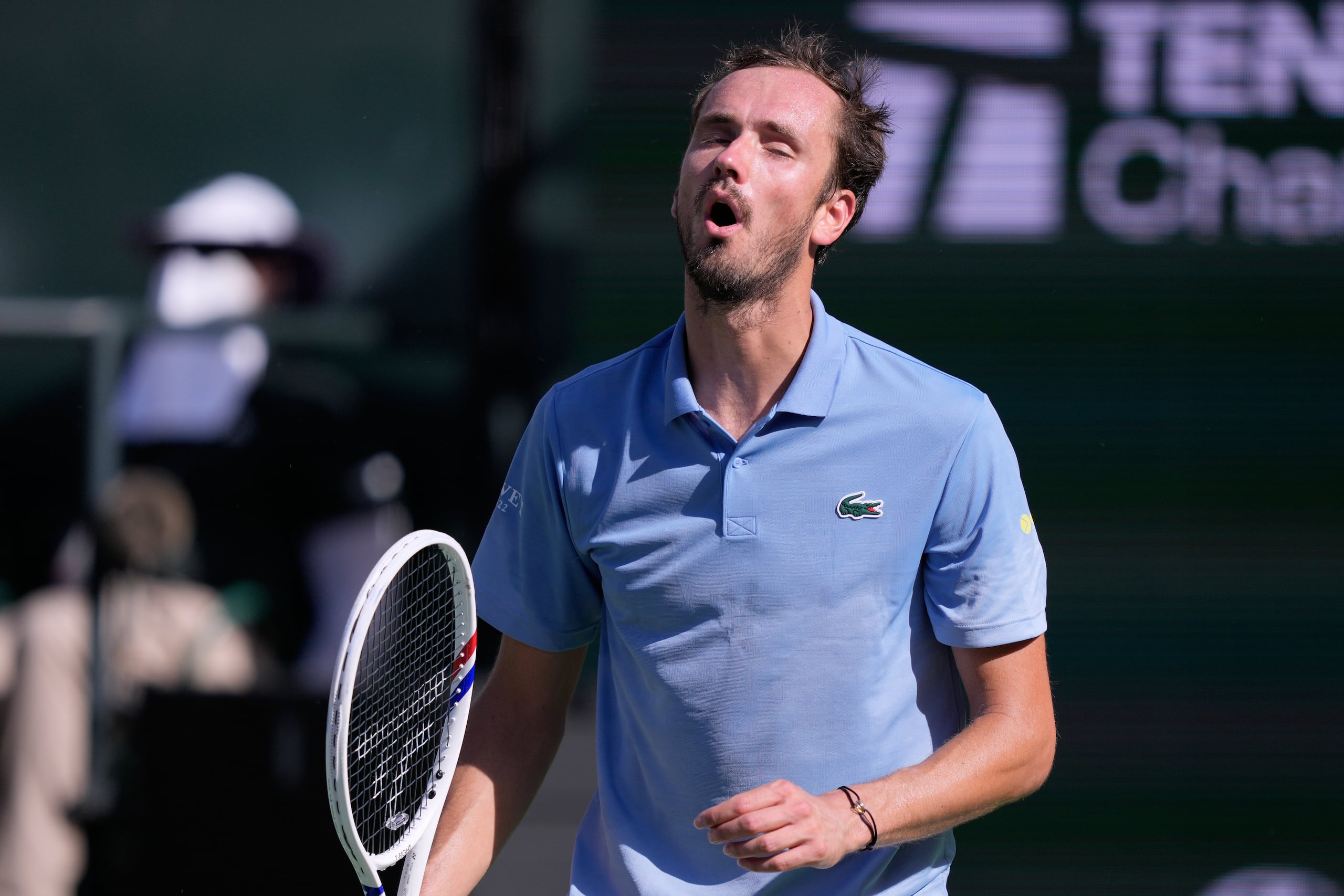 Daniil Medvedev reacciona tras perder un punto ante Jannik Sinner en la final del Abierto de Indian Wells, el 15 de marzo de 2026. (AP Foto/Mark J. Terrill)