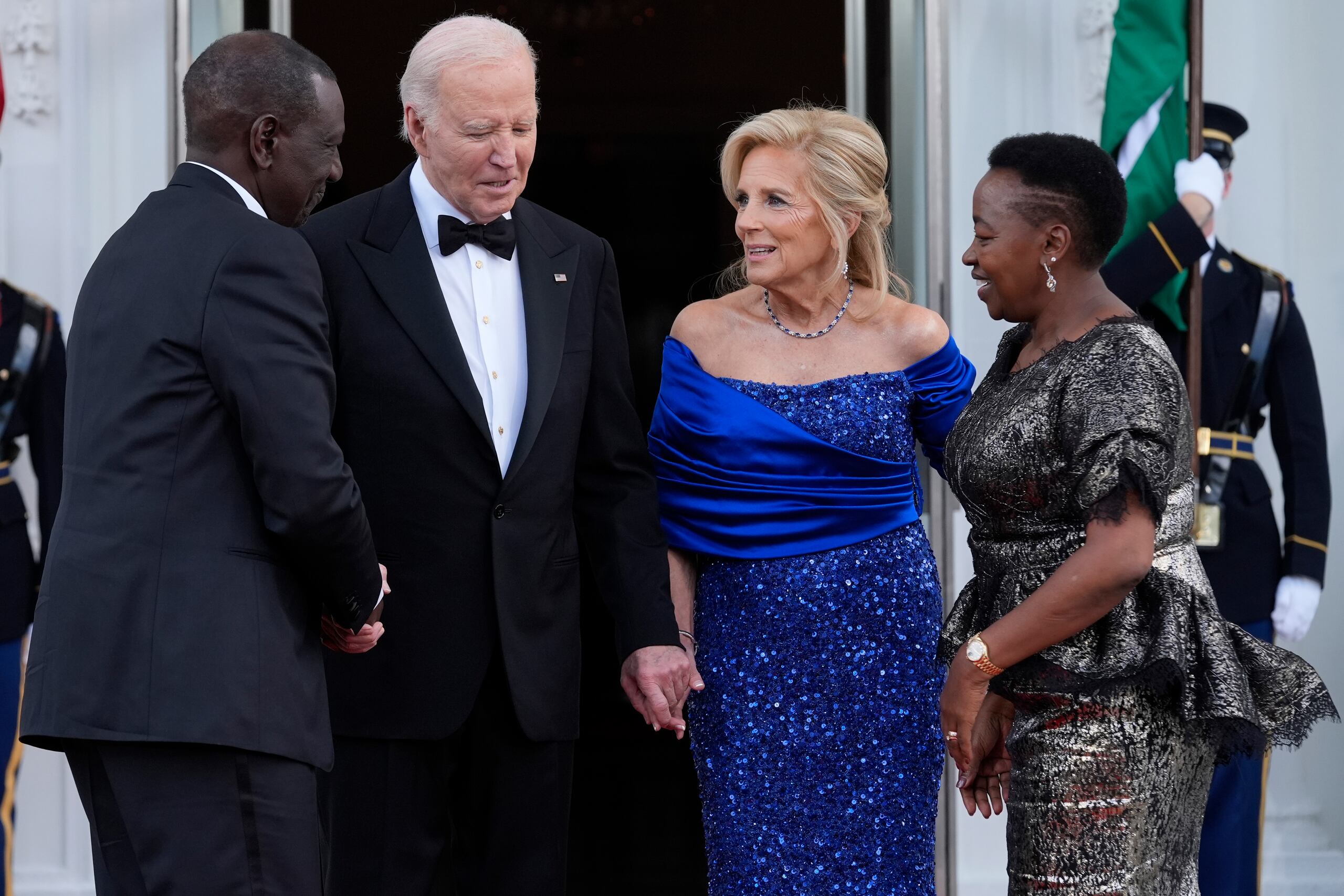 Las expresiones de Biden se produjeron en el contexto de la visita del presidente de Kenia, William Ruto a los Estados Unidos, quien fue agasajado el miércoles con una cena de estado.