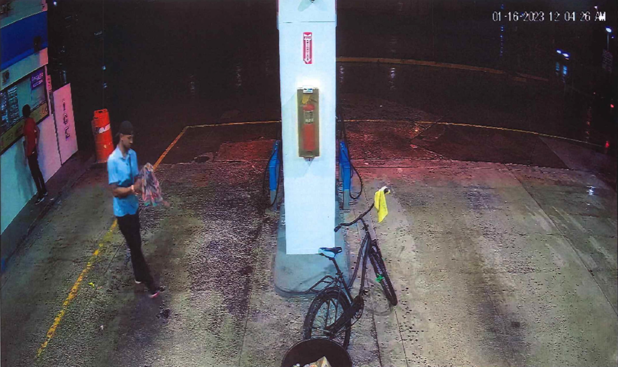 Las autoridades buscan al sospechoso de cometer un robo, el día 16 de enero, en la gasolinera Gulf, localizada de la carretera PR-860, en Carolina.