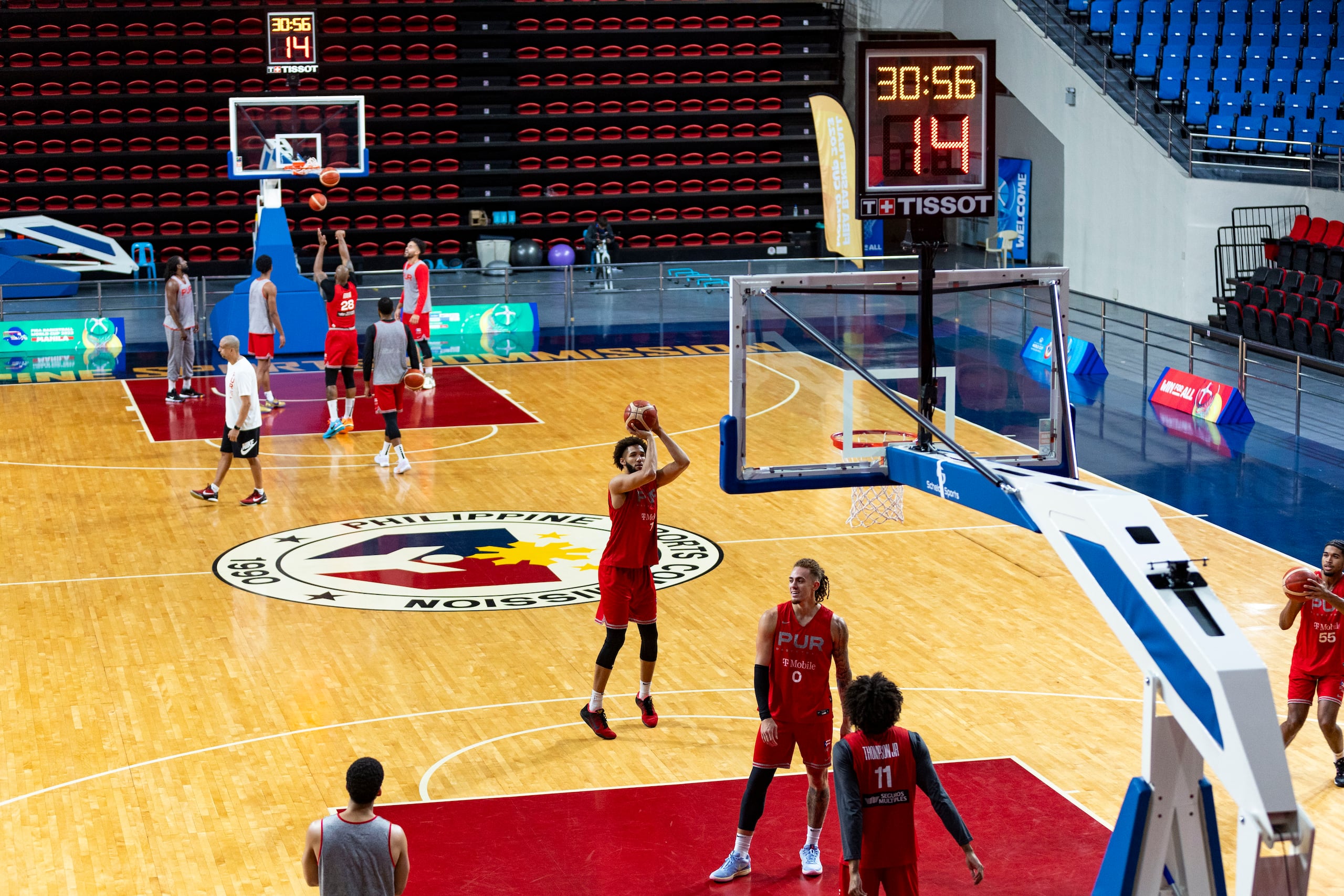 Los jugadores toman turnos para practicar el tiro libre durante la acción de la práctica que celebraron el domingo en preparación para su juego ante Serbia.