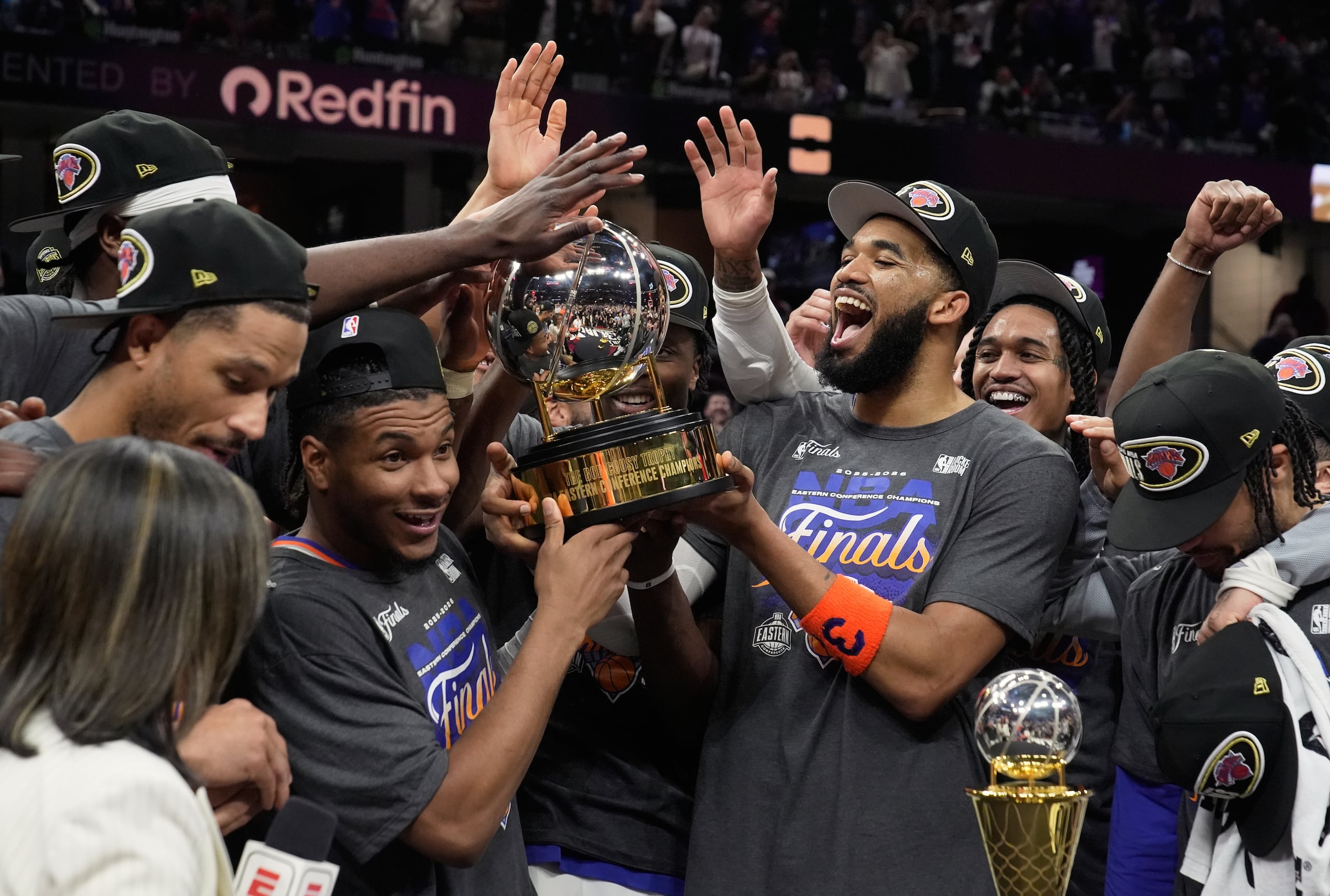 Los jugadores de los Knicks de Nueva York, sostienen el trofeo de la Conferencia Este después de ganar el cuarto juego de las finales y barrer a los Cavaliers de Cleveland, el lunes 25 de mayo de 2026, en Cleveland. (AP Foto/Sue Ogrocki)
