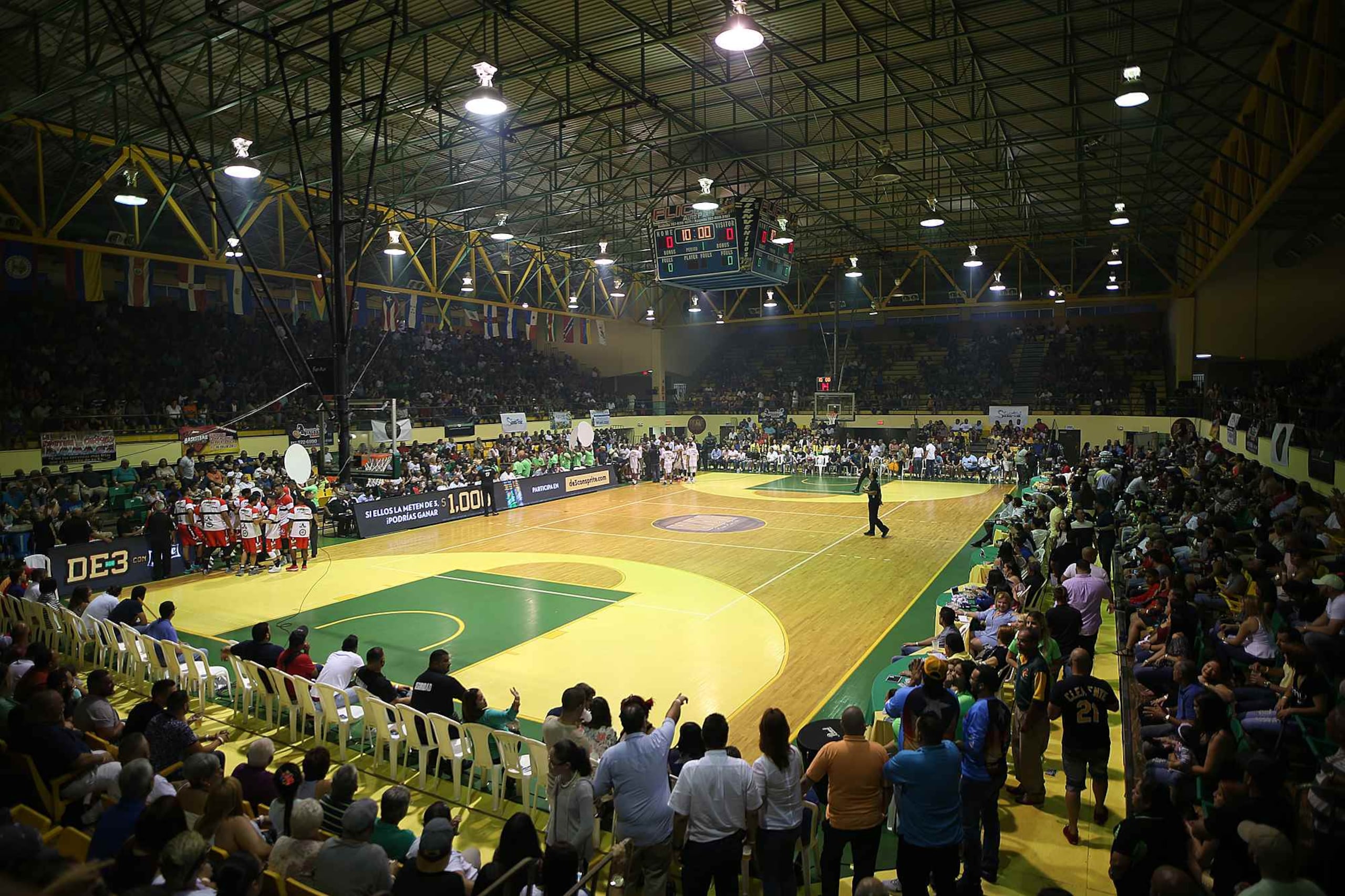 La inestabilidad administrativa en el BSN llegó hasta el punto de que en esta temporada un equipo comenzó con un apoderado en Humacao y terminó con otro en Isabela. Arriba una imagen del apoyo del público al primer partido local de los Gallitos en el coli