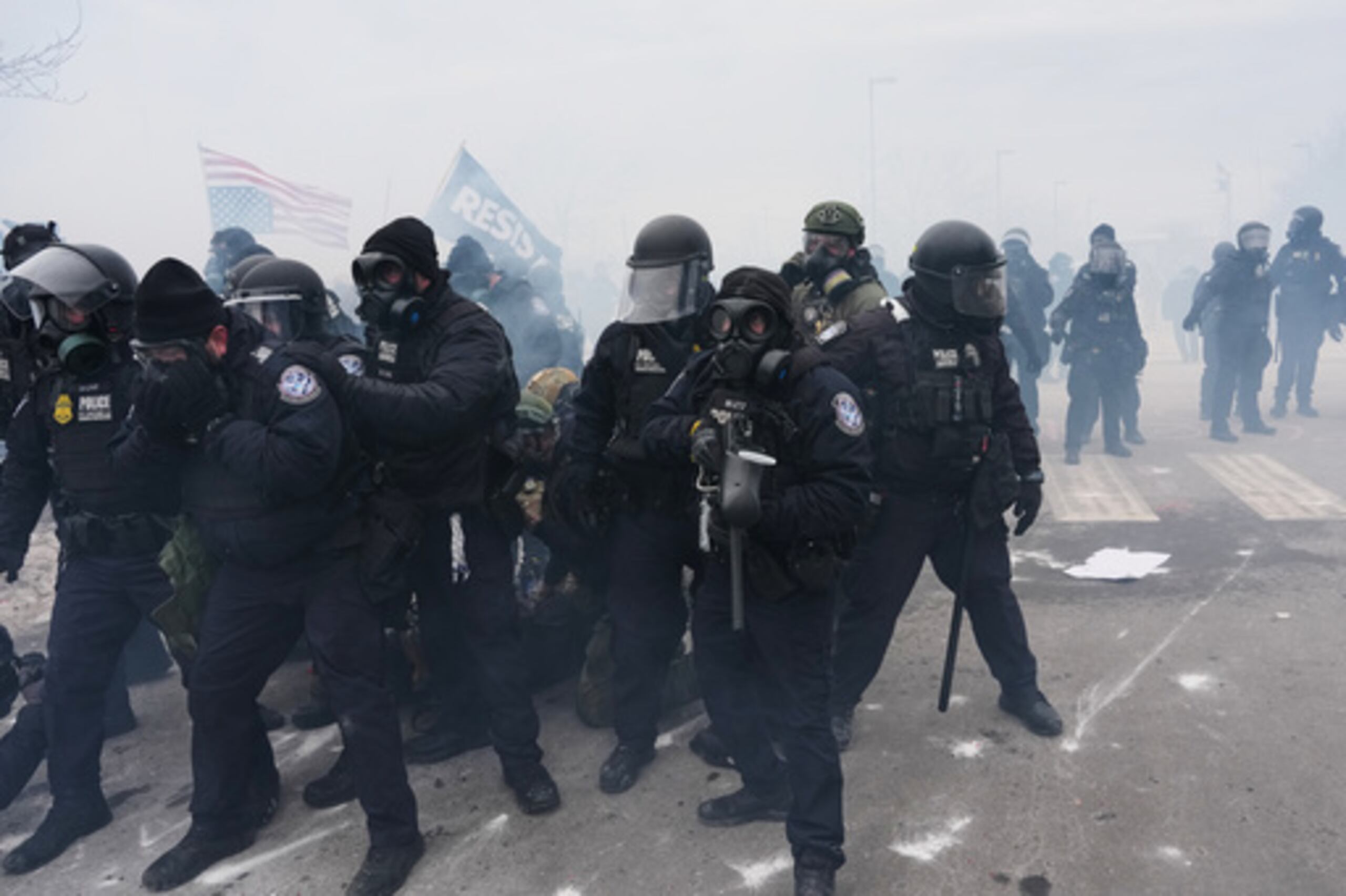 Agentes federales de inmigración se enfrentan a manifestantes frente al edificio federal Bishop Henry Whipple, el jueves 15 de enero de 2026, en Minneapolis. (AP Photo/Adam Gray)