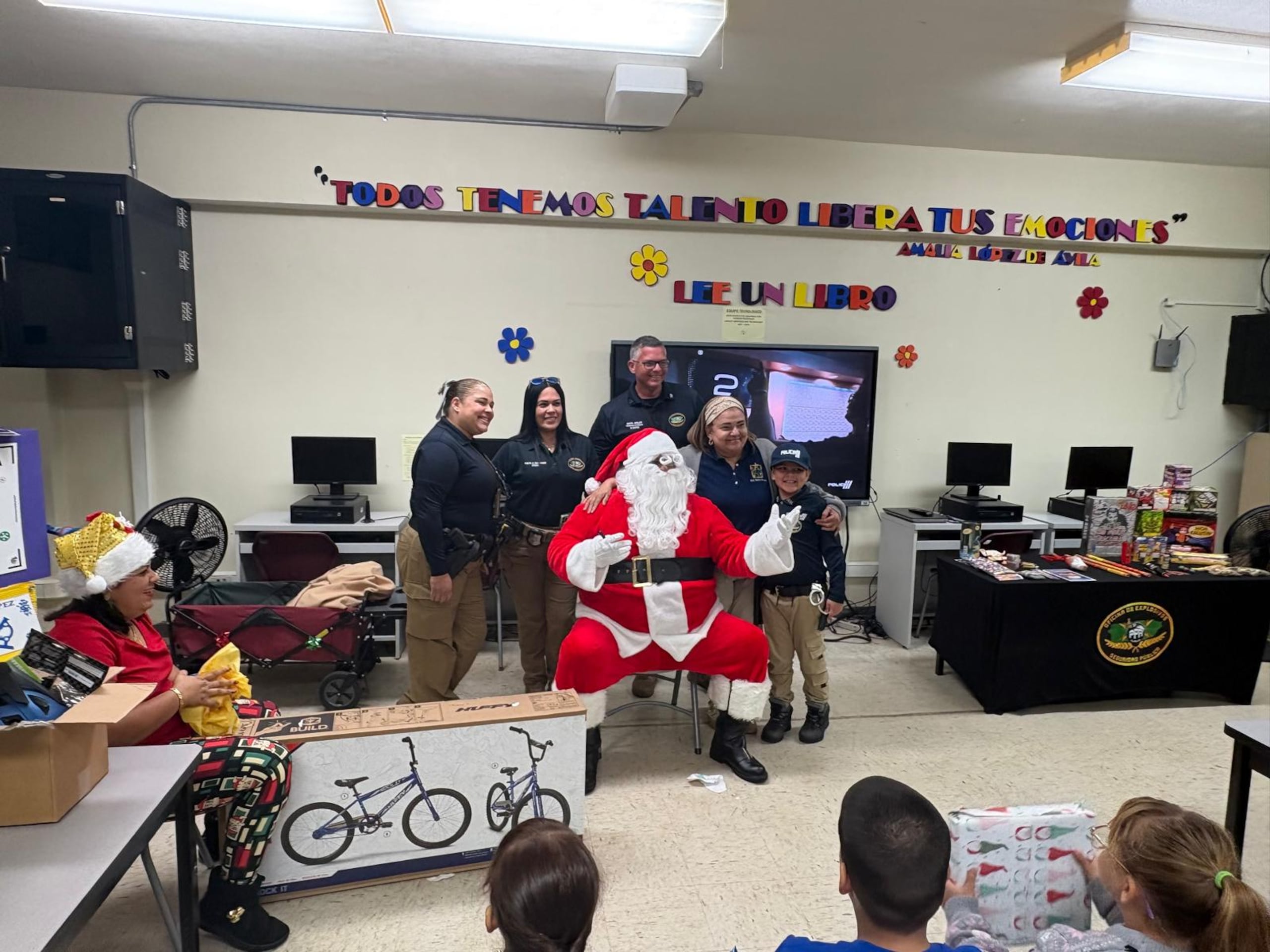 El Santa Explosivo, visitó hoy a los estudiantes del salón de Brian Rosado Fuentes, a quienes los agentes le brindaron una orientación sobre material pirotécnico.