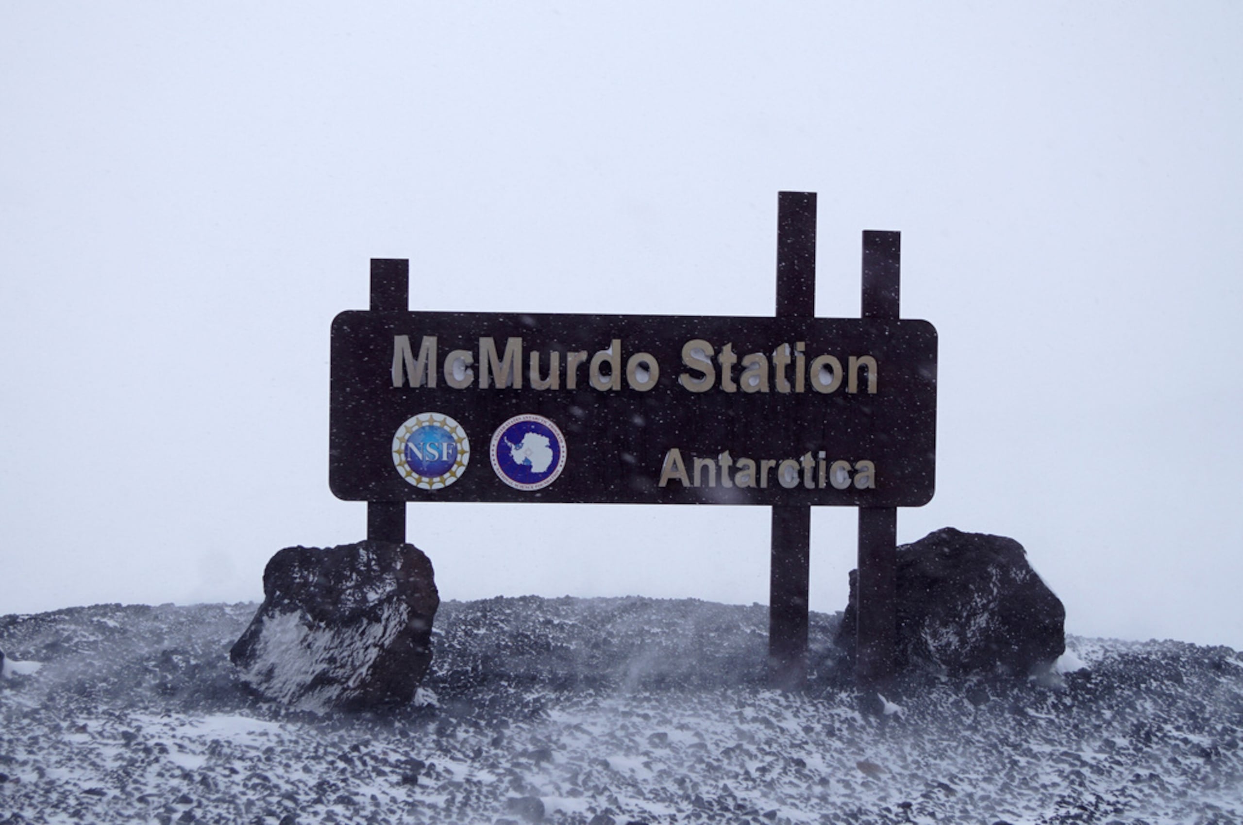 Un letrero en la estación McMurdo, una base de investigación de Estados Unidos en la Antártida, el 4 de diciembre de 2018.