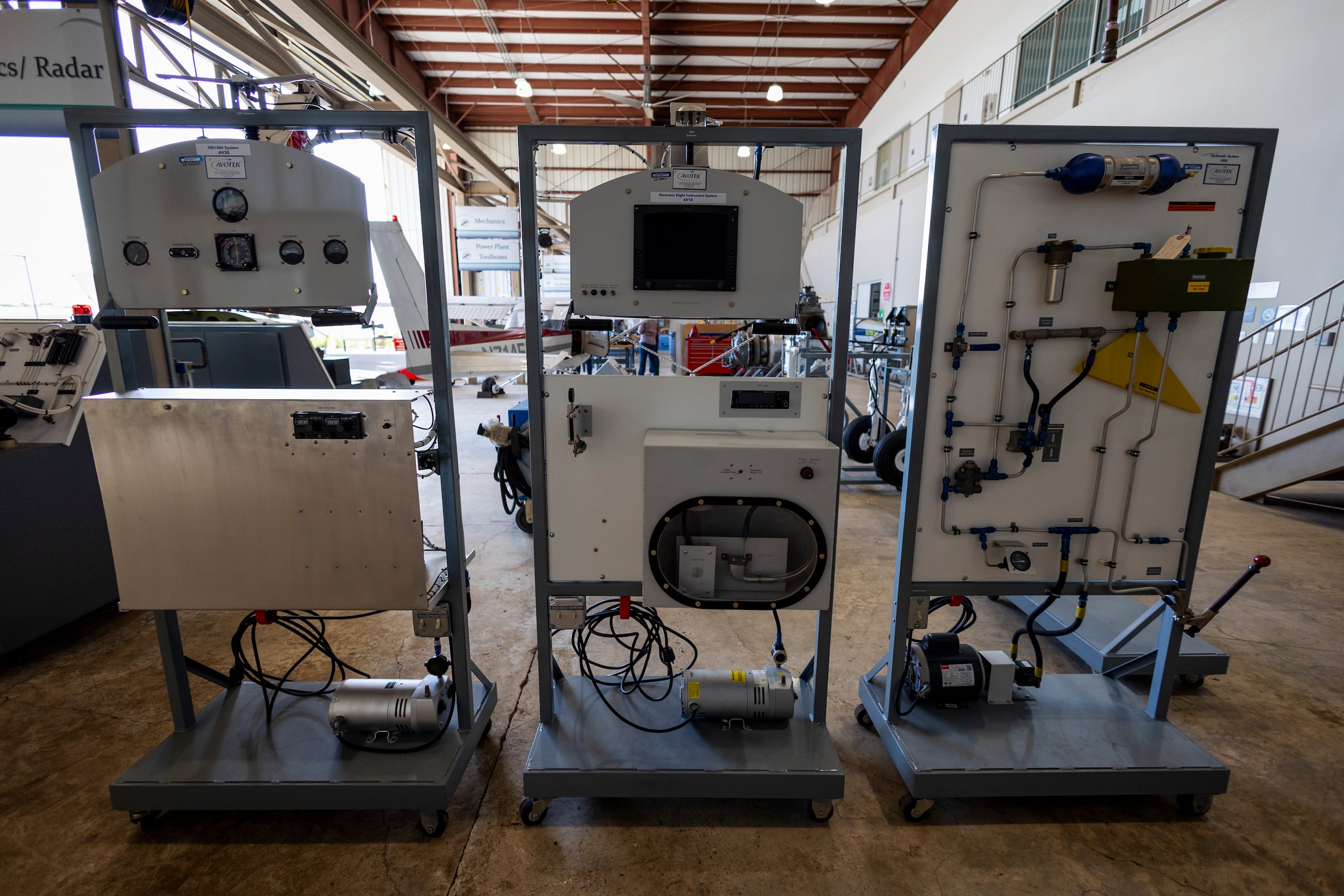 Parte del interior del taller donde los estudiantes trabajan y ven los componentes de aviones, motores y maquetas sobre cómo funcionan los diferentes sistemas en un avión.