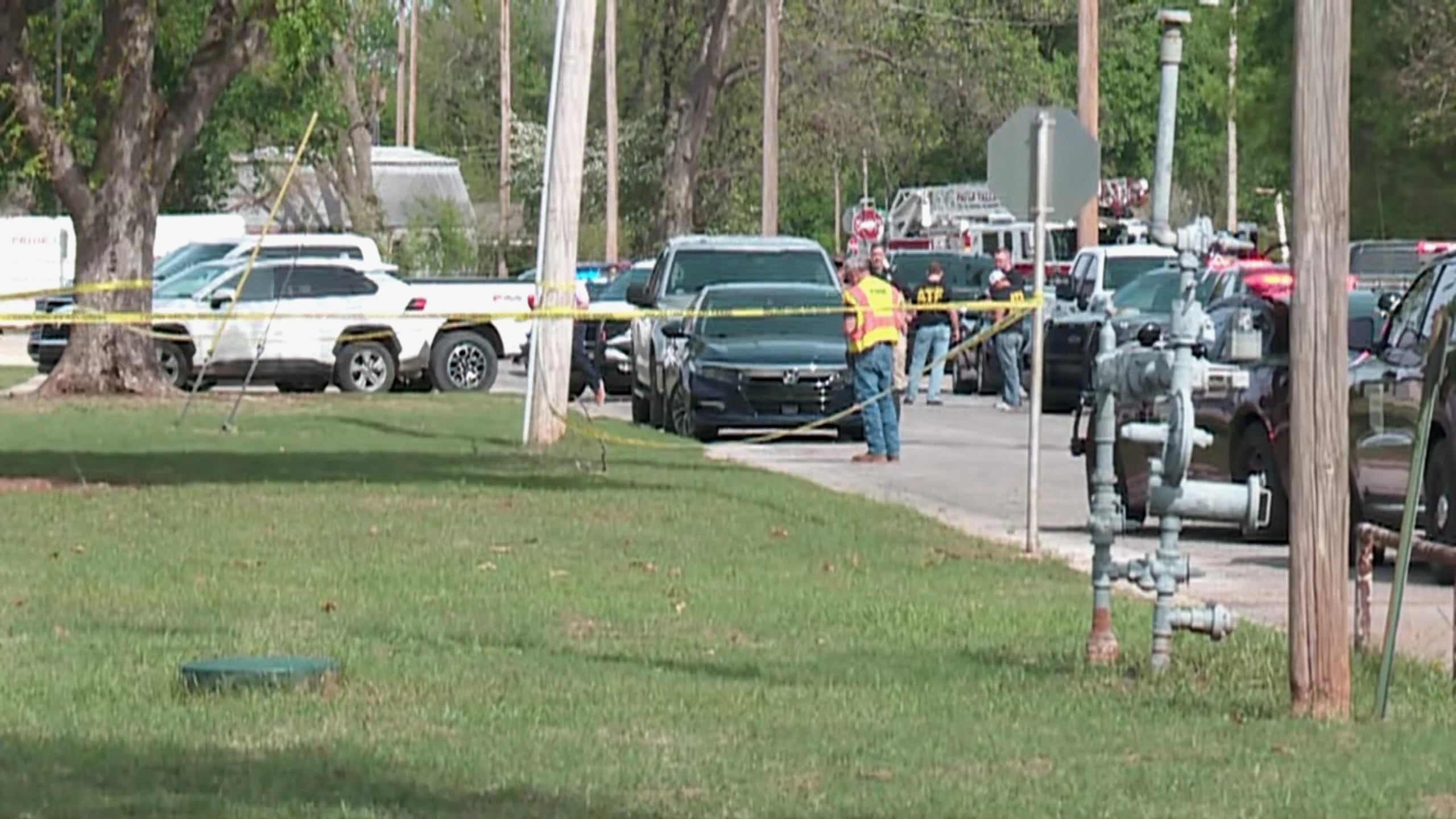 Foto tomada de video entregado por la emisora KFOR de Oklahoma que muestra la presencia policial cerca de la escuela donde ocurrió un tiroteo en Pauls Valley, Oklahoma el 7 de abril del 2026. (KFOR via AP)