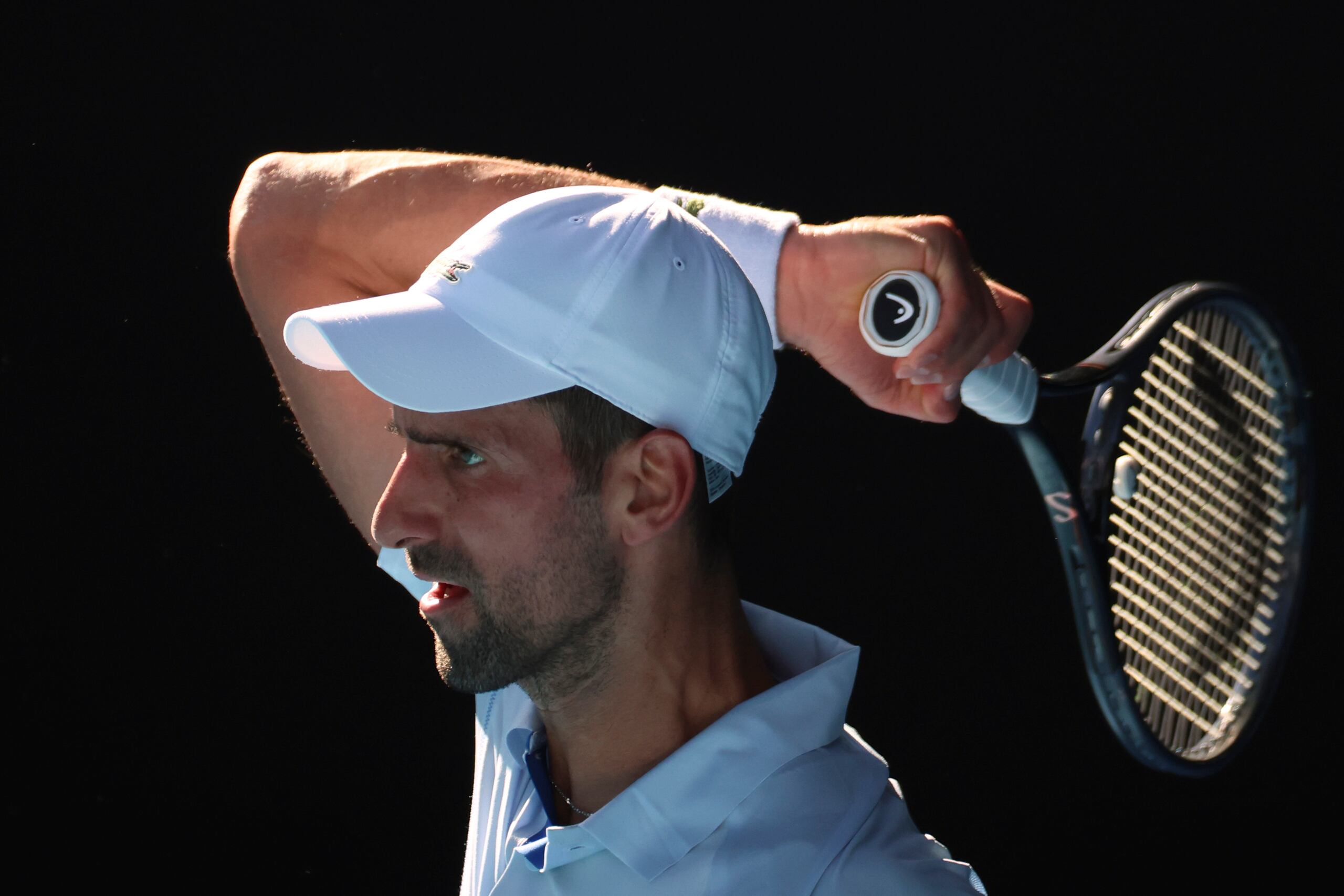 Novak Djokovic, de Serbia, envía un tiro de derecha ante el estadounidense Taylor Fritz en los cuartos de final del Abierto de Australia.