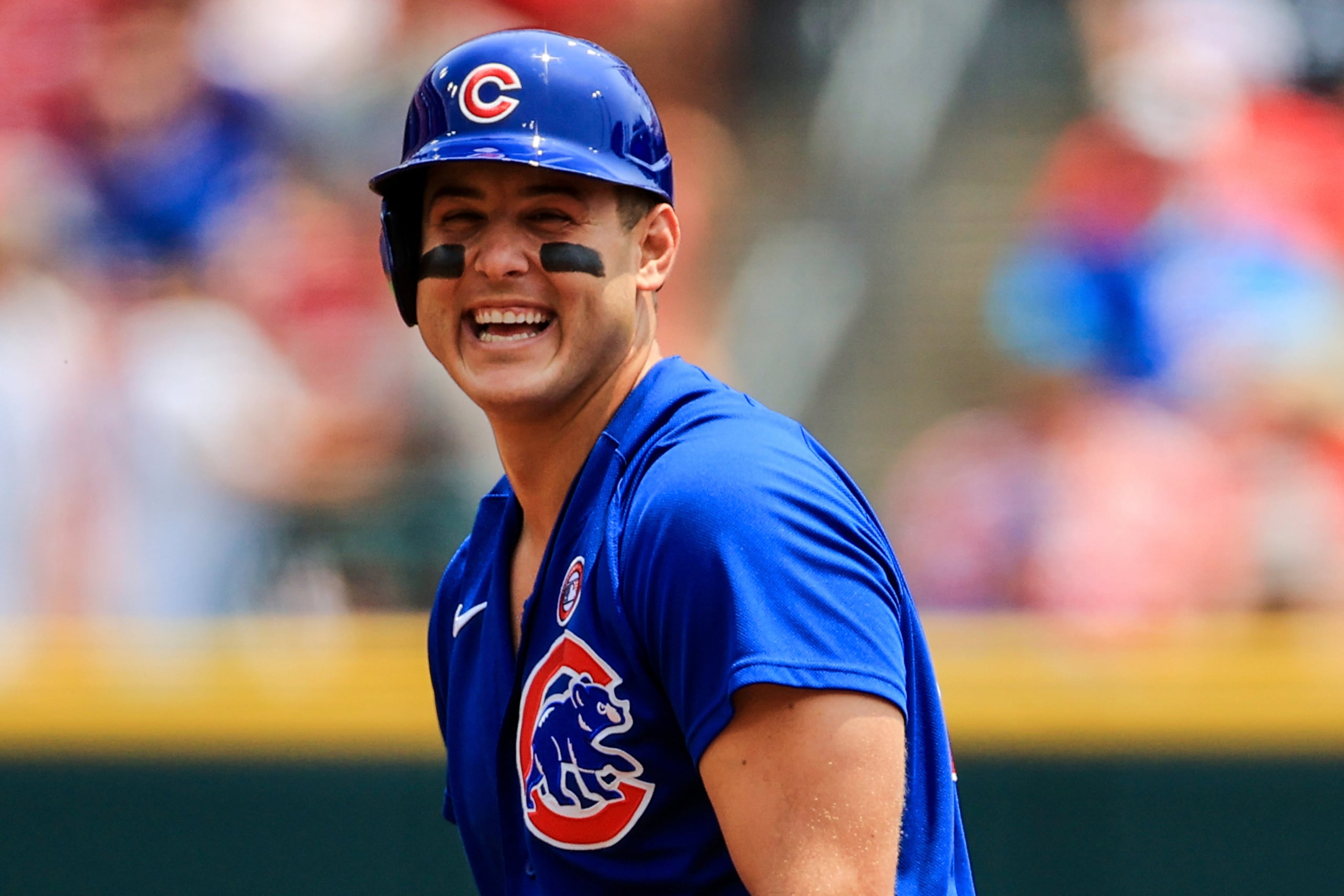 En esta foto del domingo 4 de julio del 2021, Anthony Rizzo, de los Cubs de Chicago, se ríe en la segunda base durante el encuentro ante los Reds de Cincinnati. (AP Foto/Aaron Doster, Archivo)