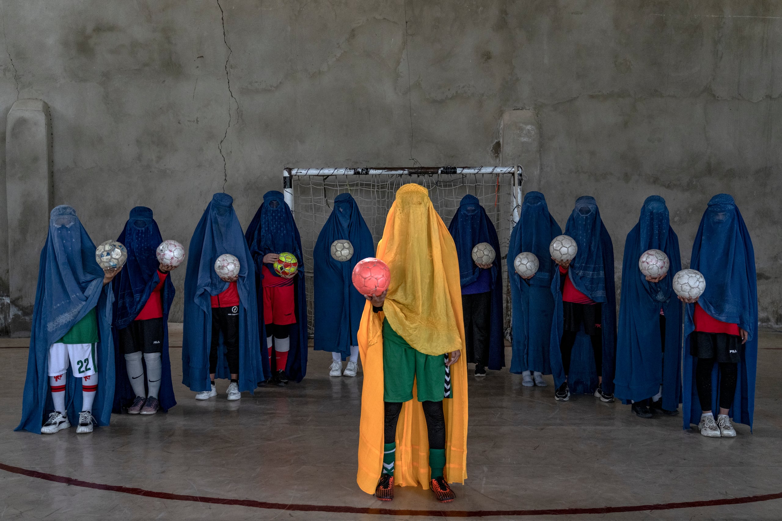 Una foto de archivo muestra a las integrantes de un equipo de fútbol afgano en Kabul. El miércoles, el COI advirtió que Afganistán podría quedar fuera de los Olímpicos de París si no permite la participación de mujeres y niñas en el deporte.