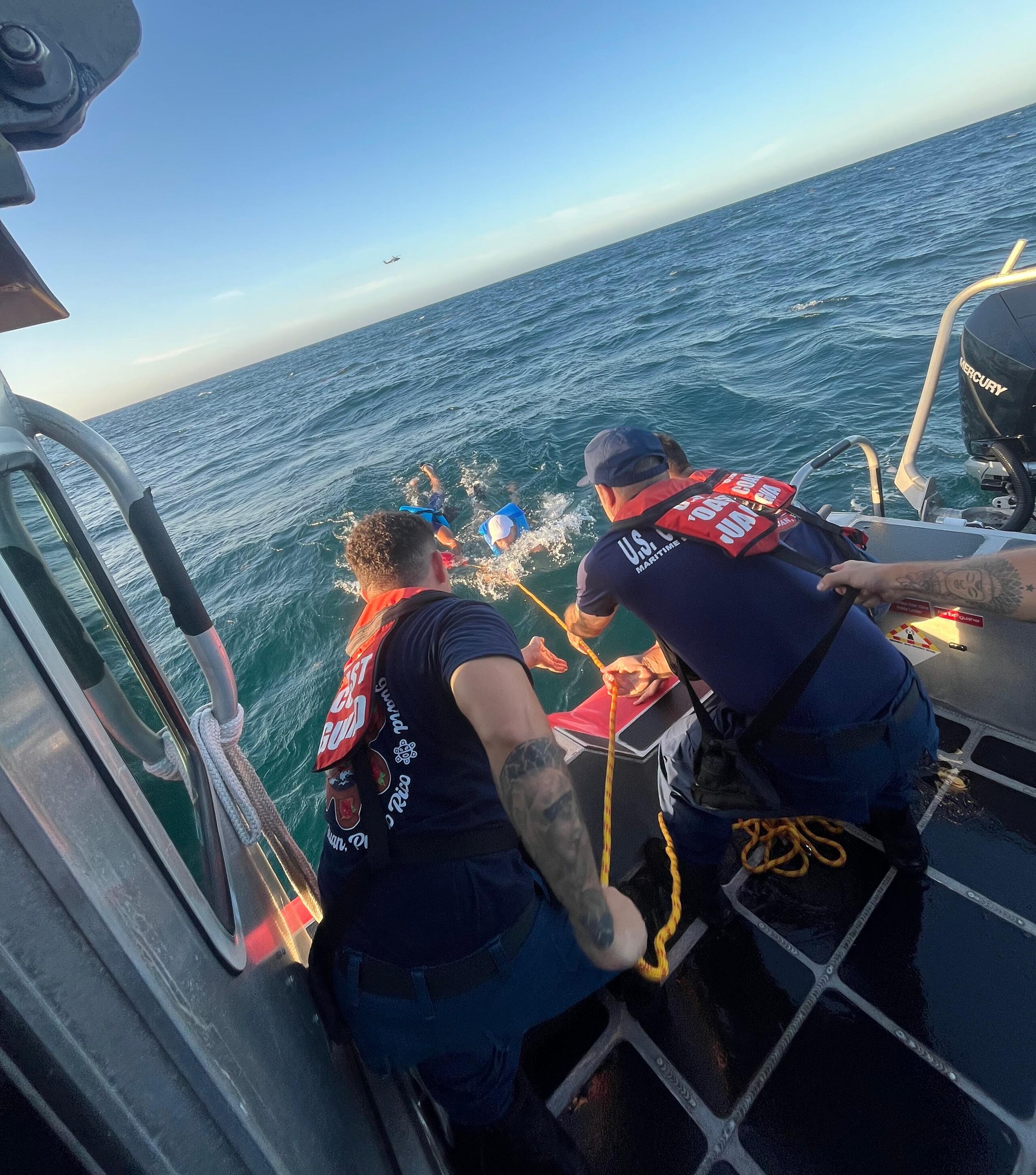 El equipo aéreo coordinó con la unidad marítima para llegar rápidamente al lugar, donde también acudieron oficiales de la Policía Marítima de San Juan y Manejo de Emergencias municipal de Toa Baja.