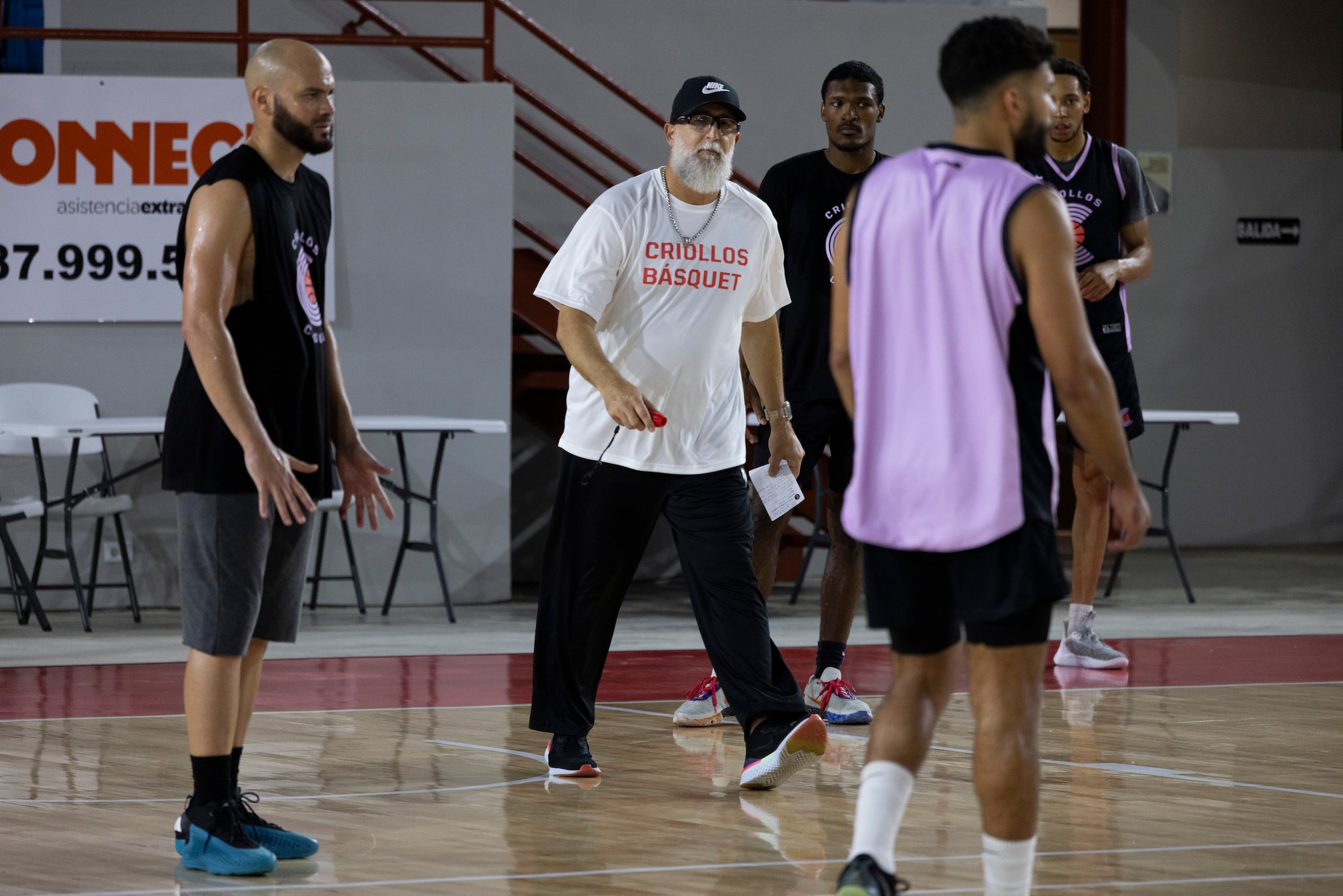 Wilhelmus Caanen (centro) durante una práctica de los Criollos de Caguas en el remodelado Coliseo Roger Mendoza.