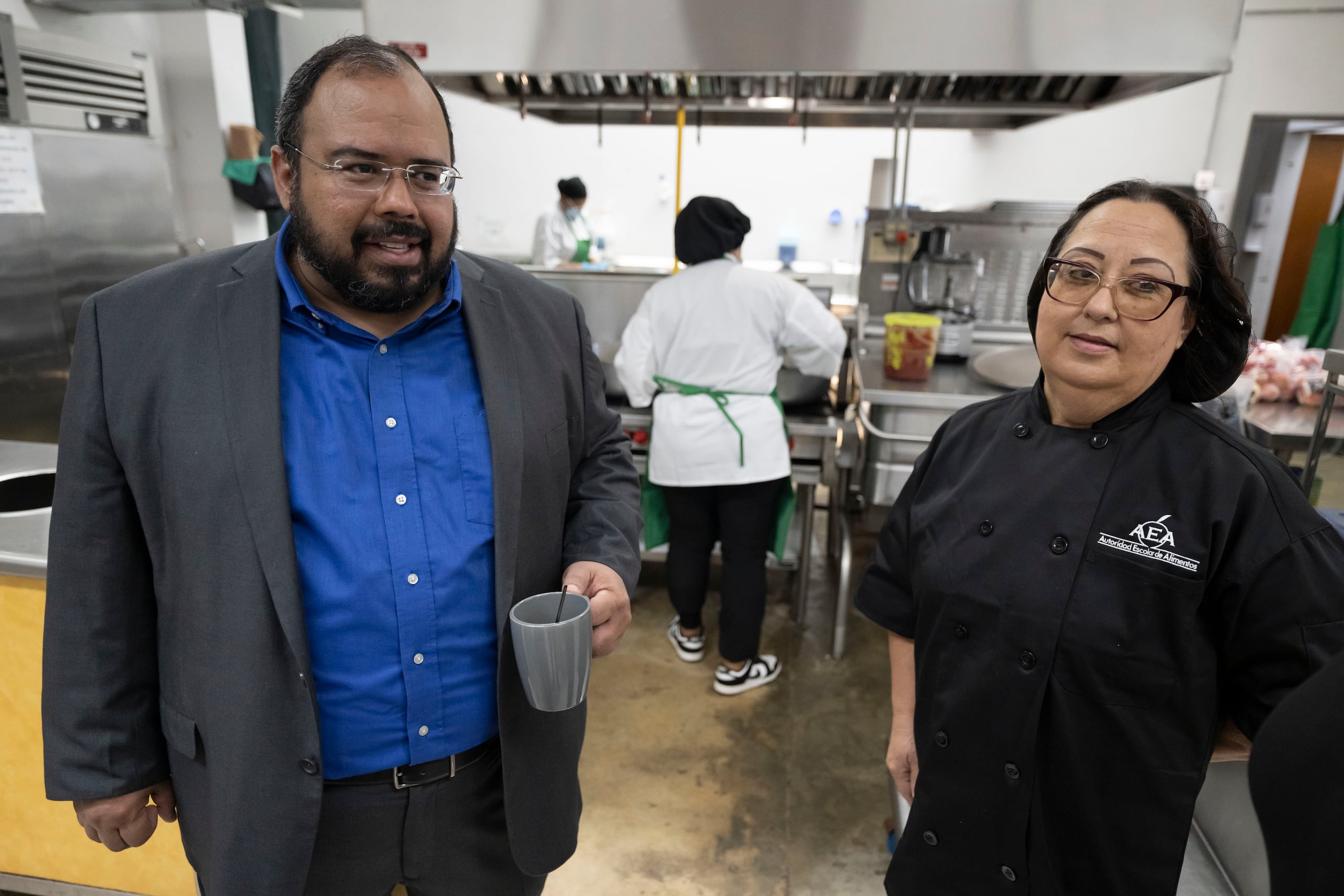 El secretario de Educación, Eliezer Ramos Parés, compartió con las cuatro empleadas del comedor escolar durante su primer día uniformadas. FOTO POR: Carlos Rivera Giusti/GFR Media