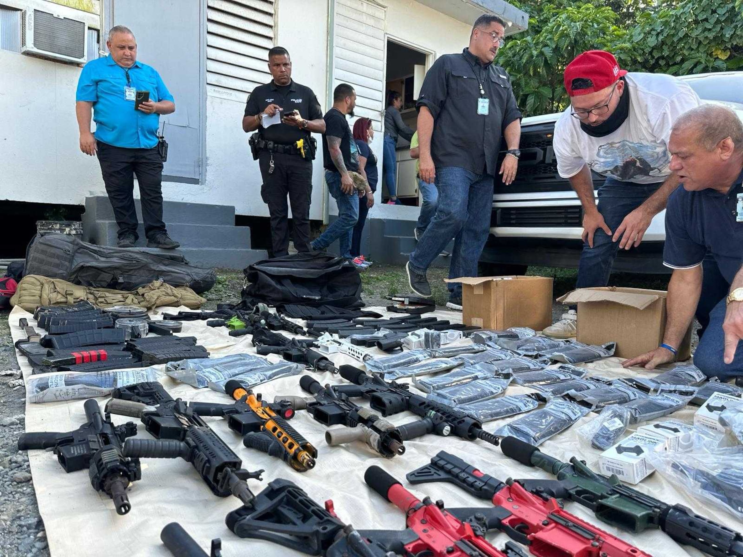 Armas incautadas durante el allanamiento de esta tarde.