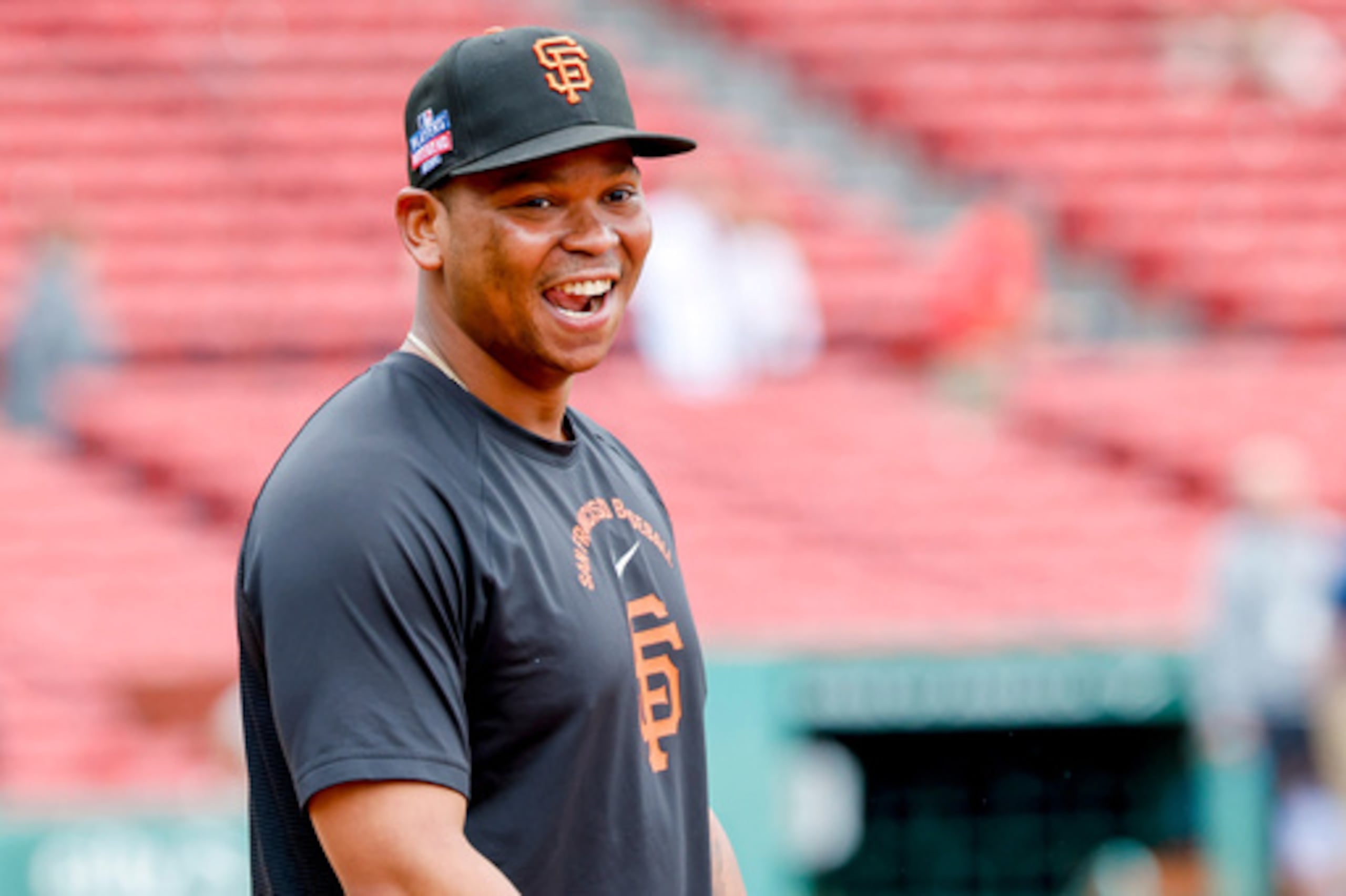 El dominicano Rafael Devers, de los Gigantes de San Francisco, sonríe en su regreso al Fenway Park de Boston, el viernes 21 de agosto de 2026 (Foto AP/Greg M. Cooper)