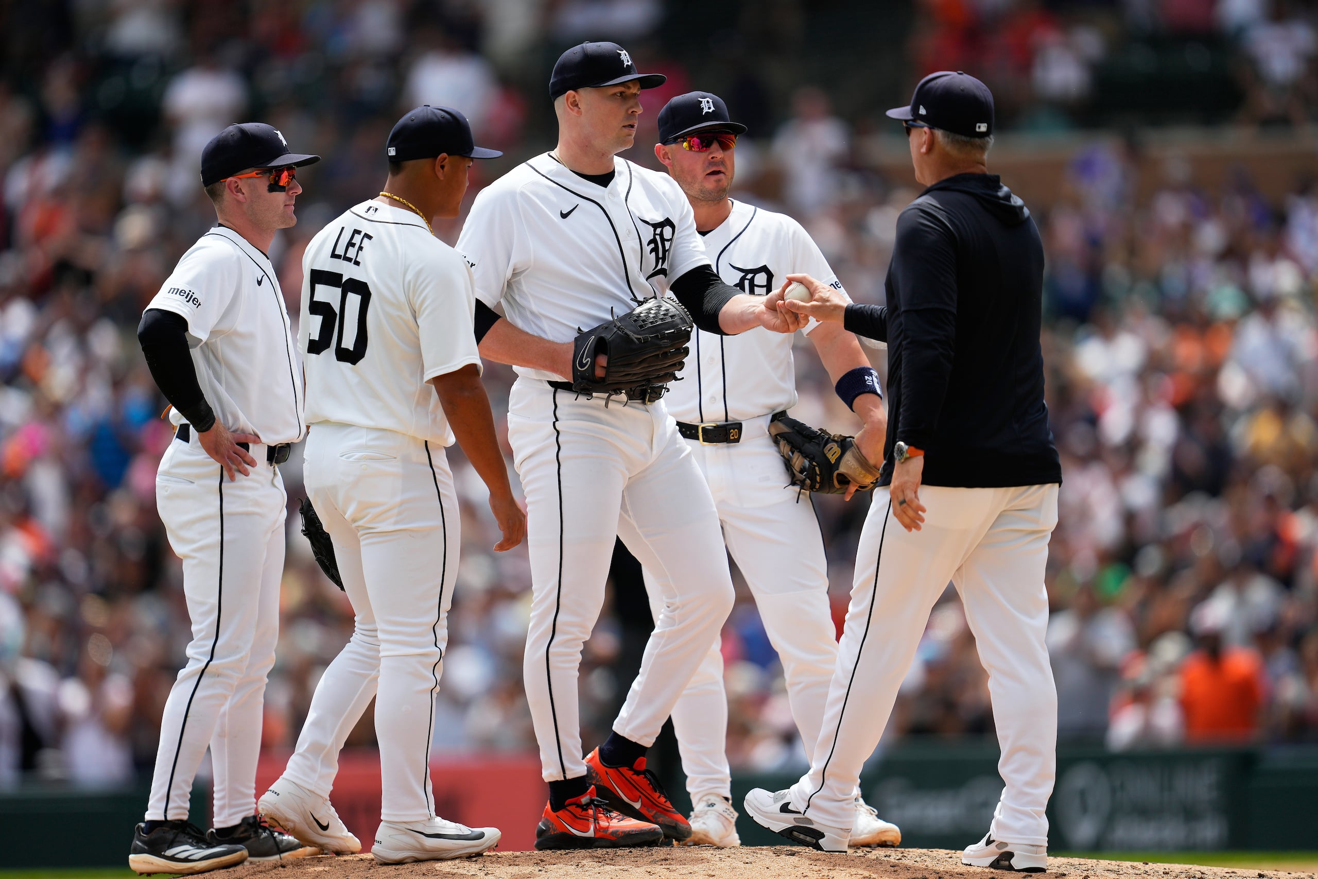 El mánager de los Tigres de Detroit A.J. Hinch (derecha) recibe la bola del pitcher Tarik Skubal durante el séptimo inning del juego contra los Orioles de Baltimore, el miércoles 29 de julio de 2026, en Detroit. (AP Foto/Paul Sancya)