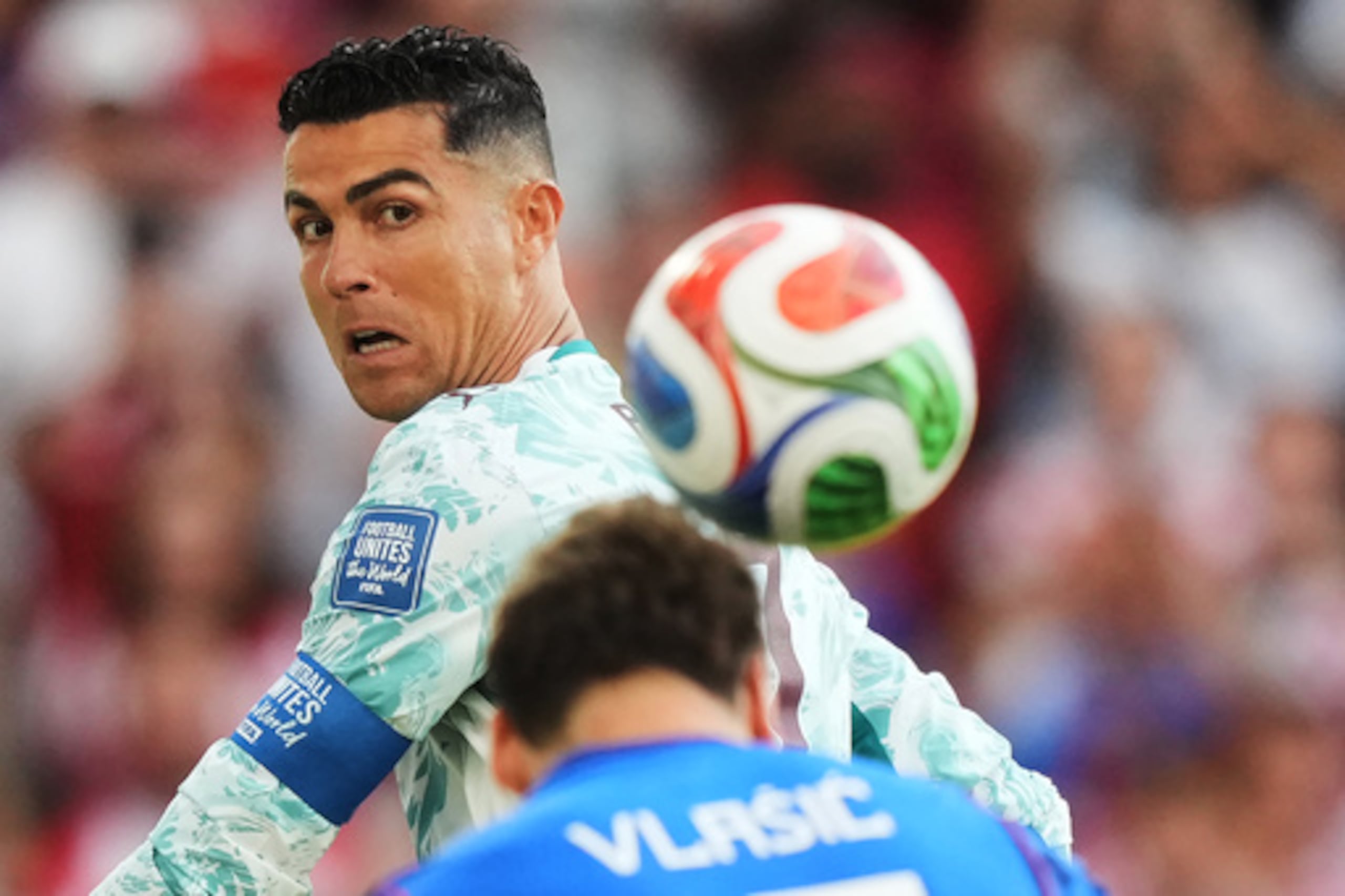 El portugués Cristiano Ronaldo (7) observa cómo el croata Nikola Vlasic (13) remata de cabeza durante el partido de la ronda de 32 del Mundial de fútbol entre Portugal y Croacia, disputado en Toronto el jueves 2 de julio de 2026. (Nathan Denette/The Canadian Press vía AP)