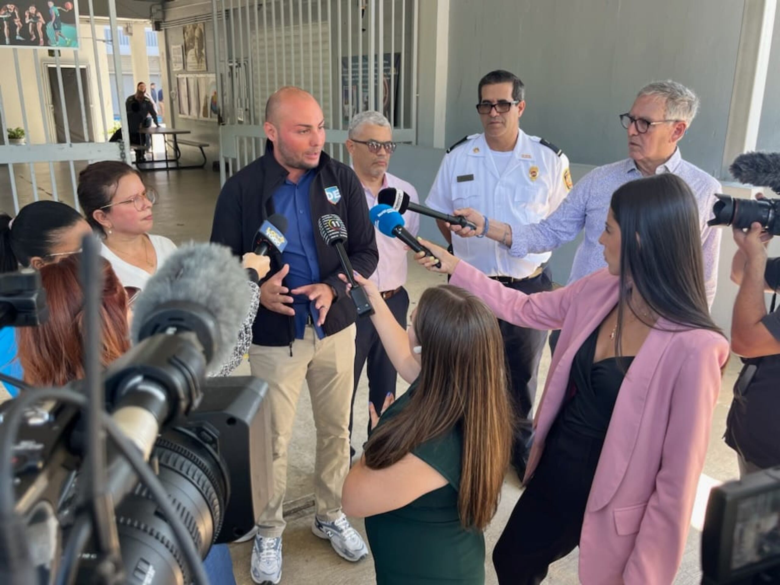 El director de Seguridad del Departamento de Educación, César González Cordero, ofrece detalles sobre una fuga de gas que afectó a cinco empleadas del comedor de la escuela Francisco Marnique Cabrera, en la urbanización Rexville, en Bayamón.