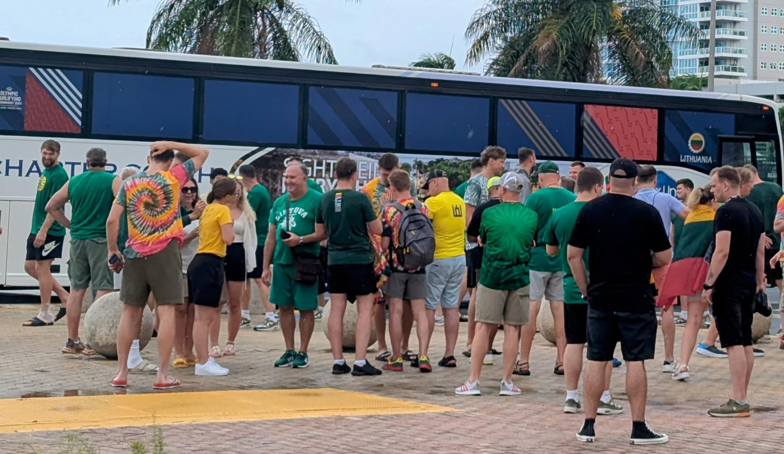 Domantas Sabonis (extrema izquierda) fue visto con una bolsa de hielo en el pie izquierdo mientras compartía con un grupo de lituanos frente el Coliseo José Migue Agrelot.